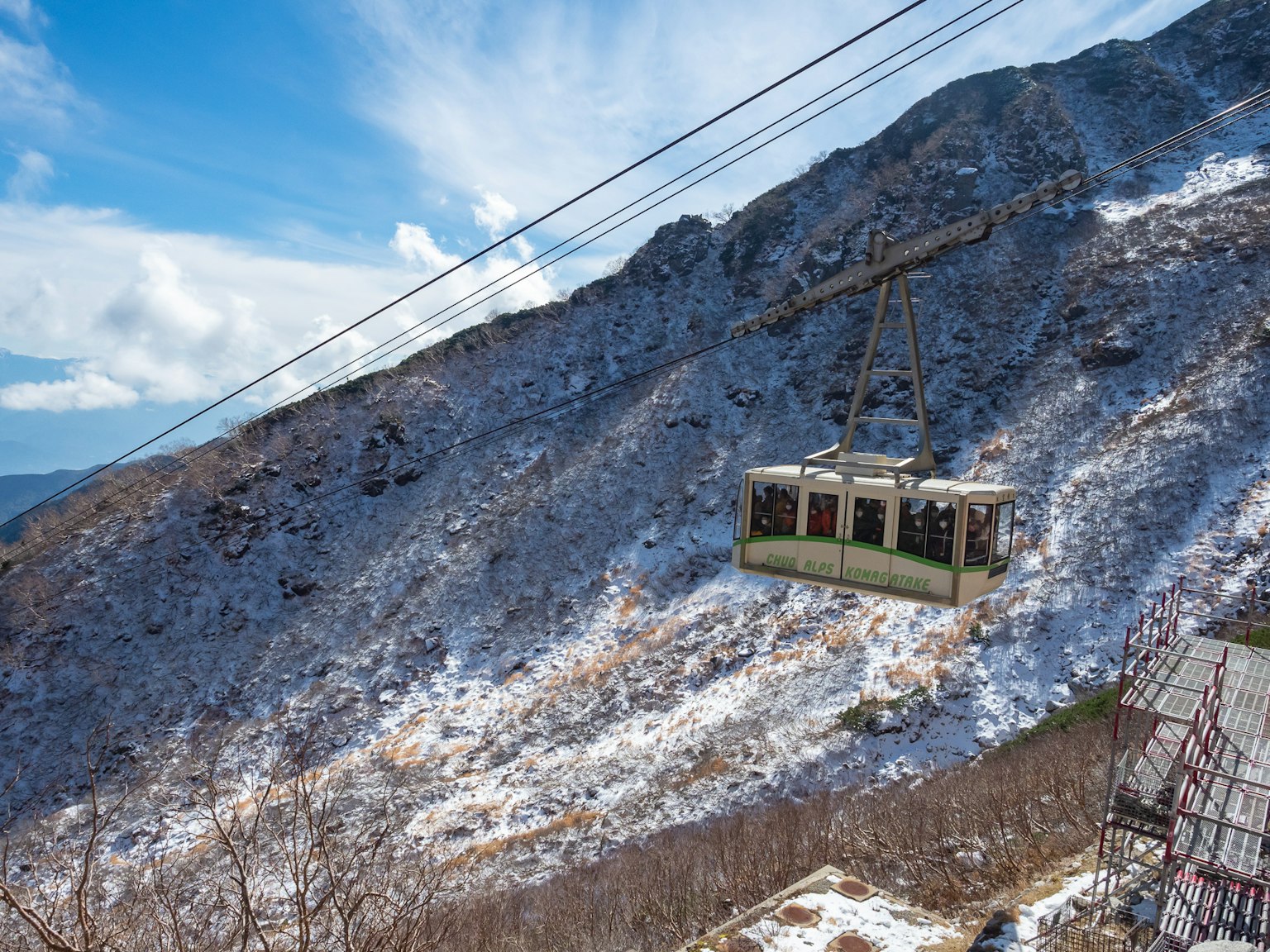 雪覆蓋的山上穿行的纜車美景