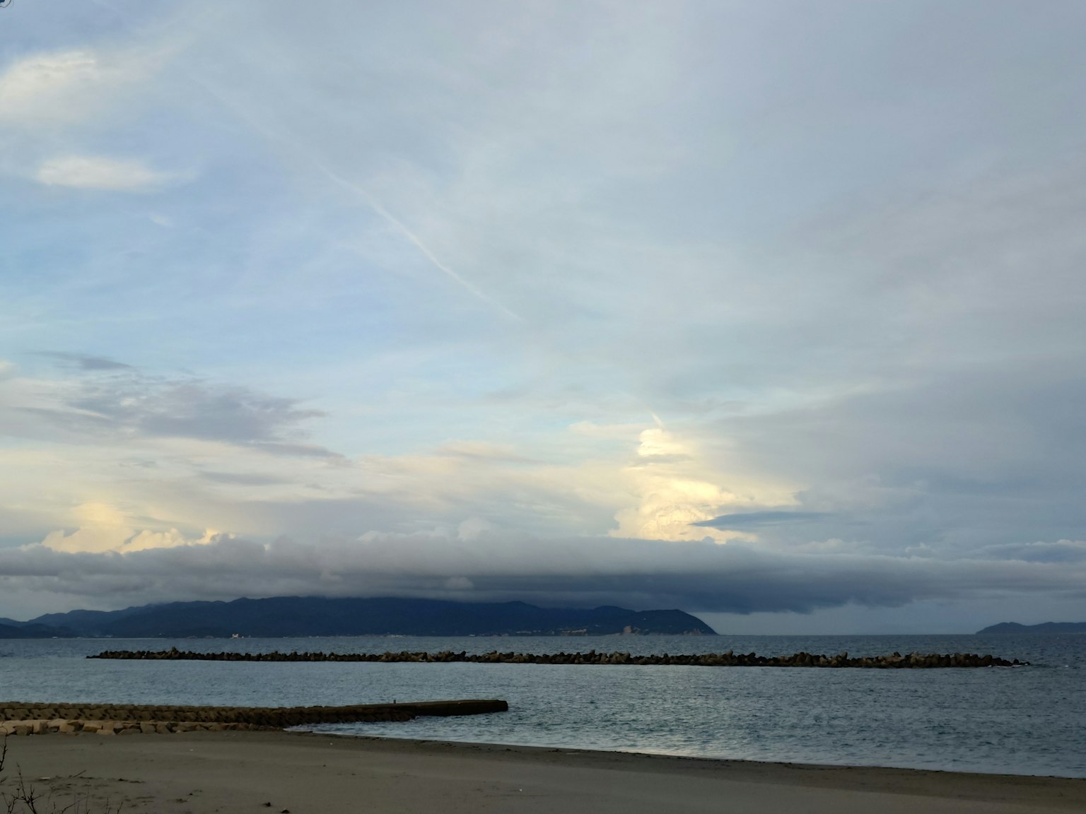 Malersicher Blick auf das Meer und den Himmel mit ausgedehnten Wolken