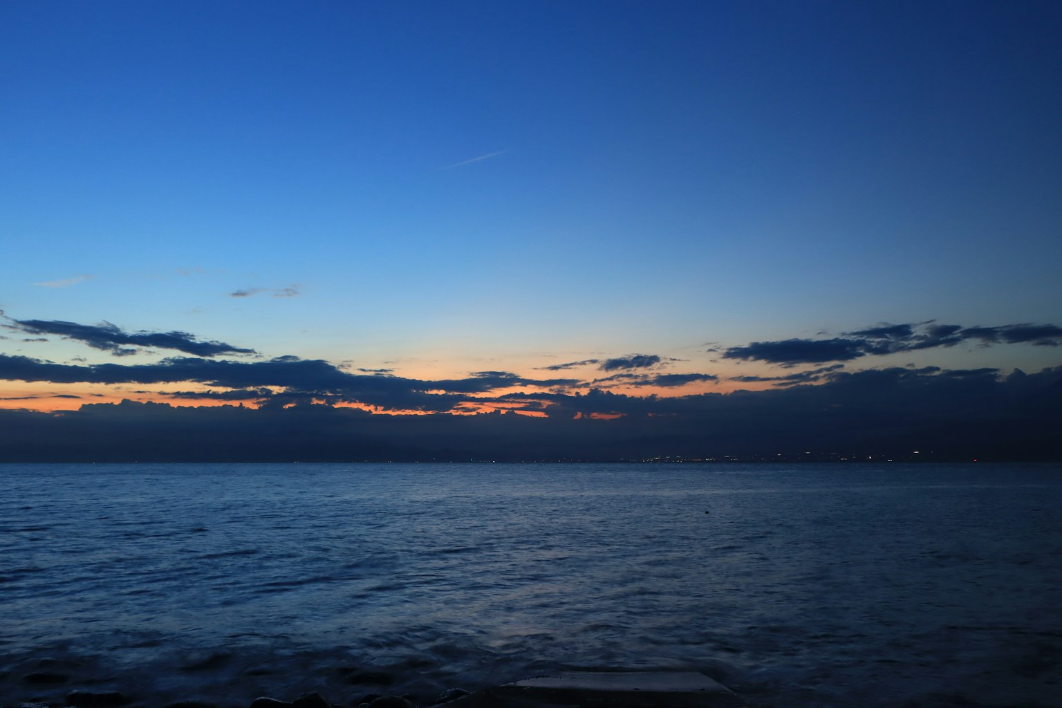 Cielo azul sobre el mar con nubes al atardecer