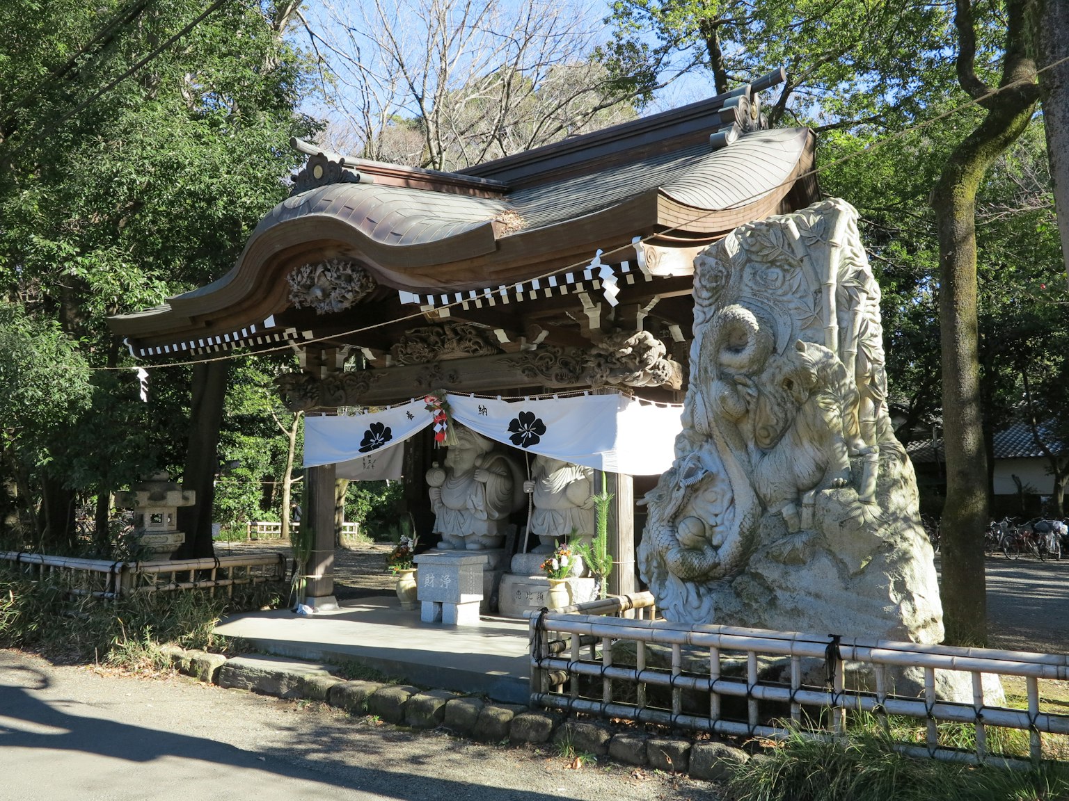 Architecture traditionnelle de sanctuaire avec des sculptures complexes