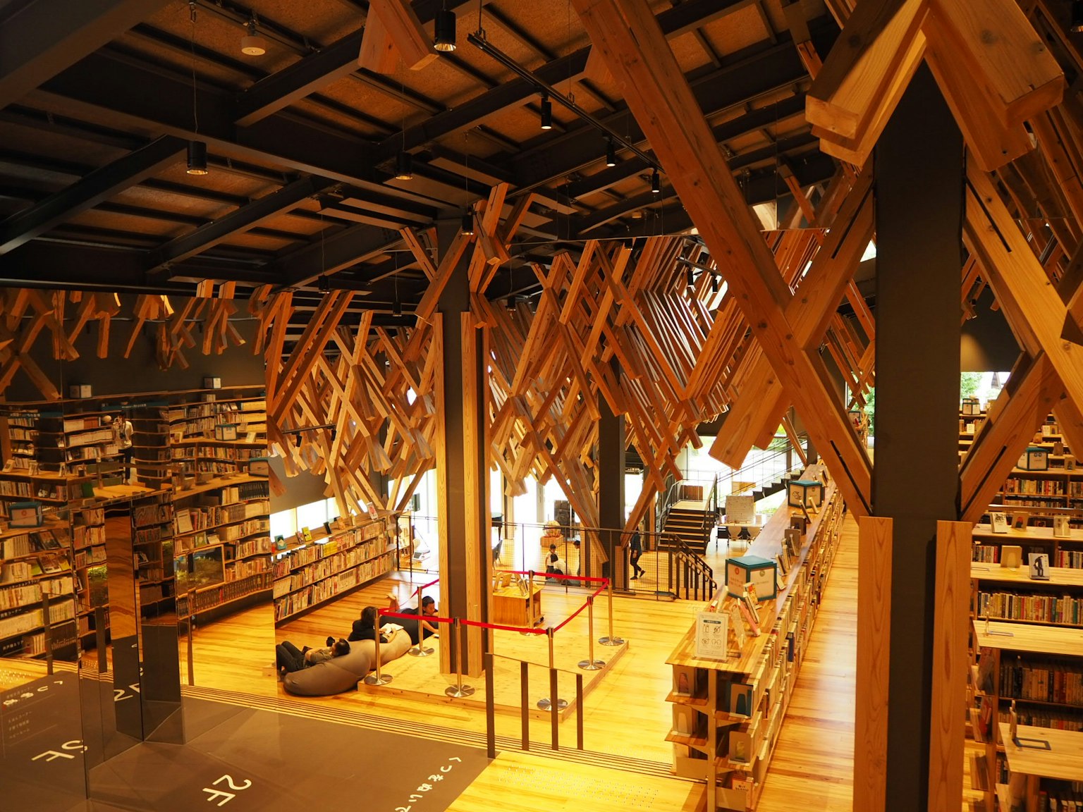 Vista interna di una biblioteca moderna con strutture in legno distintive