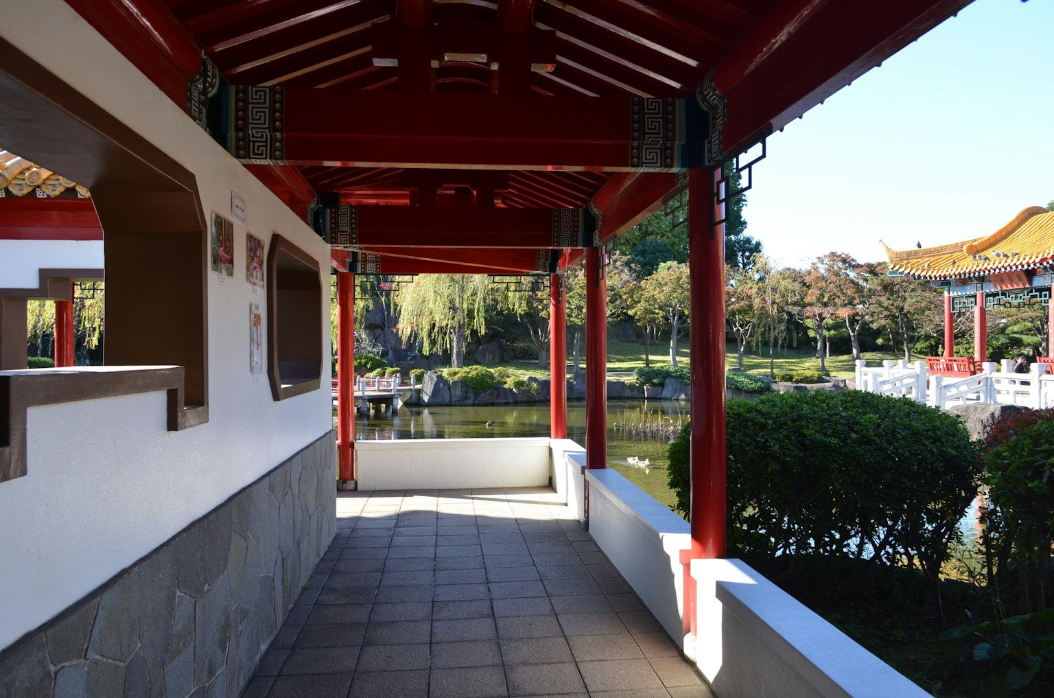 传统建筑的走廊，红色屋顶俯瞰花园