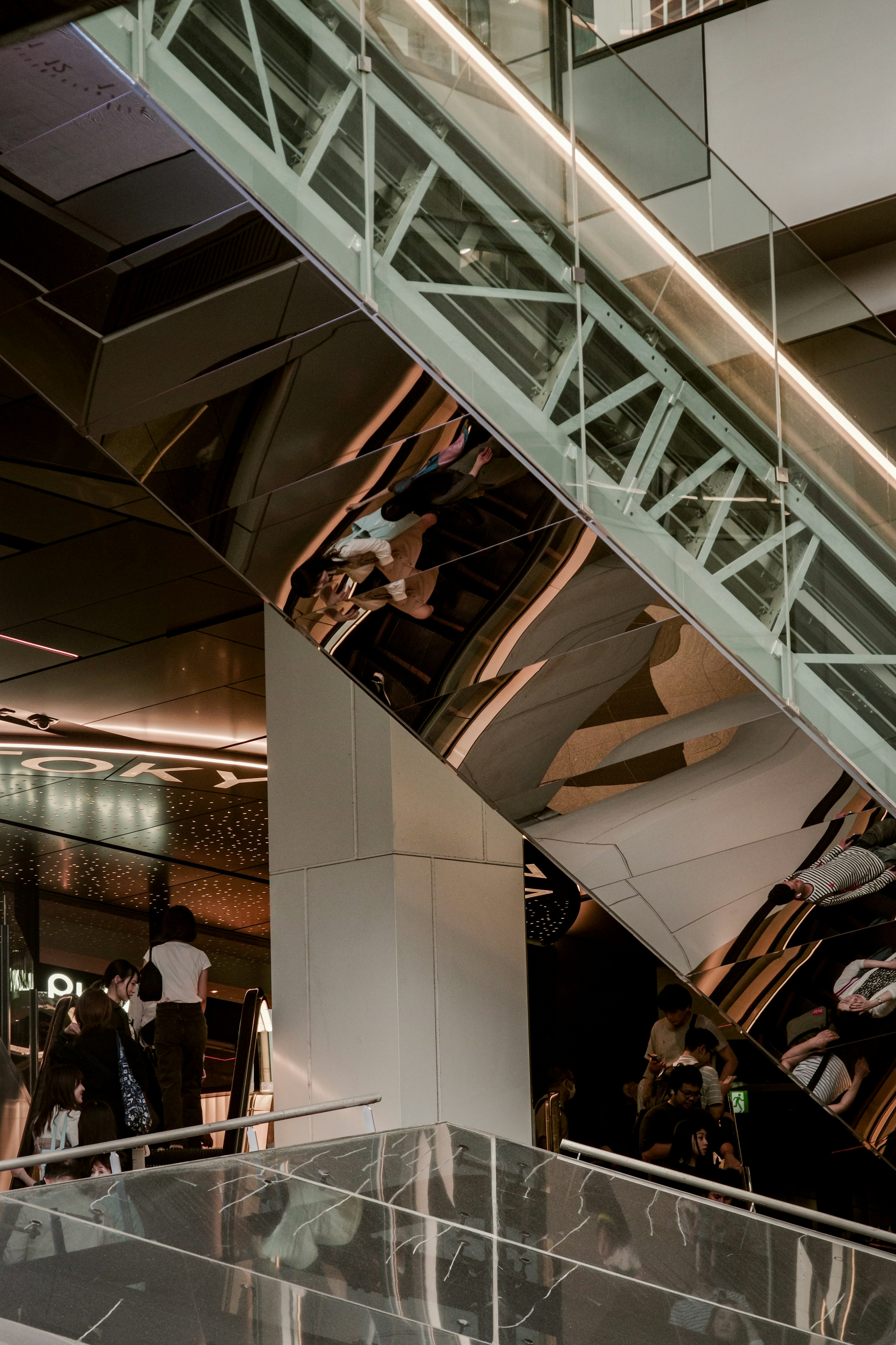 渋谷のエスカレーターと吹き抜けのある都市の館内
