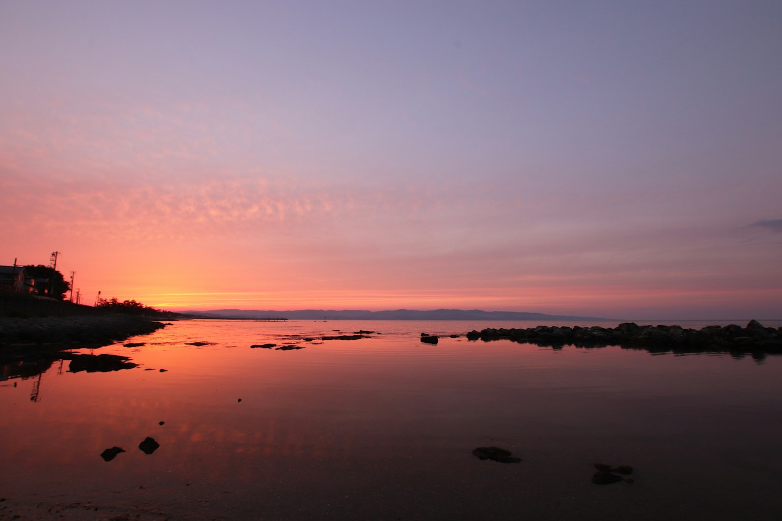 Paysage côtier serein avec réflexion du coucher de soleil