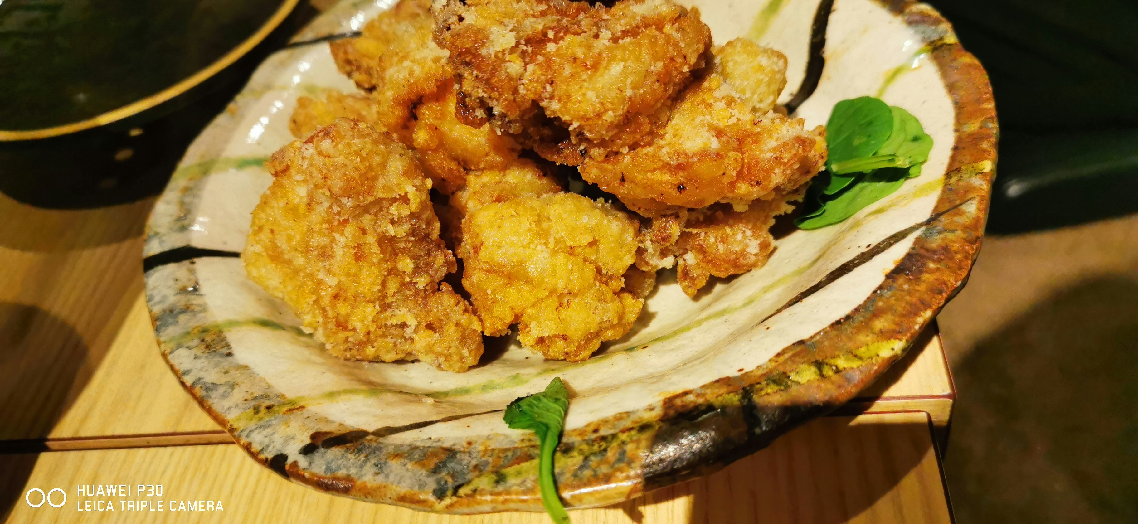 揚げ物の盛り合わせと付け合わせのある皿