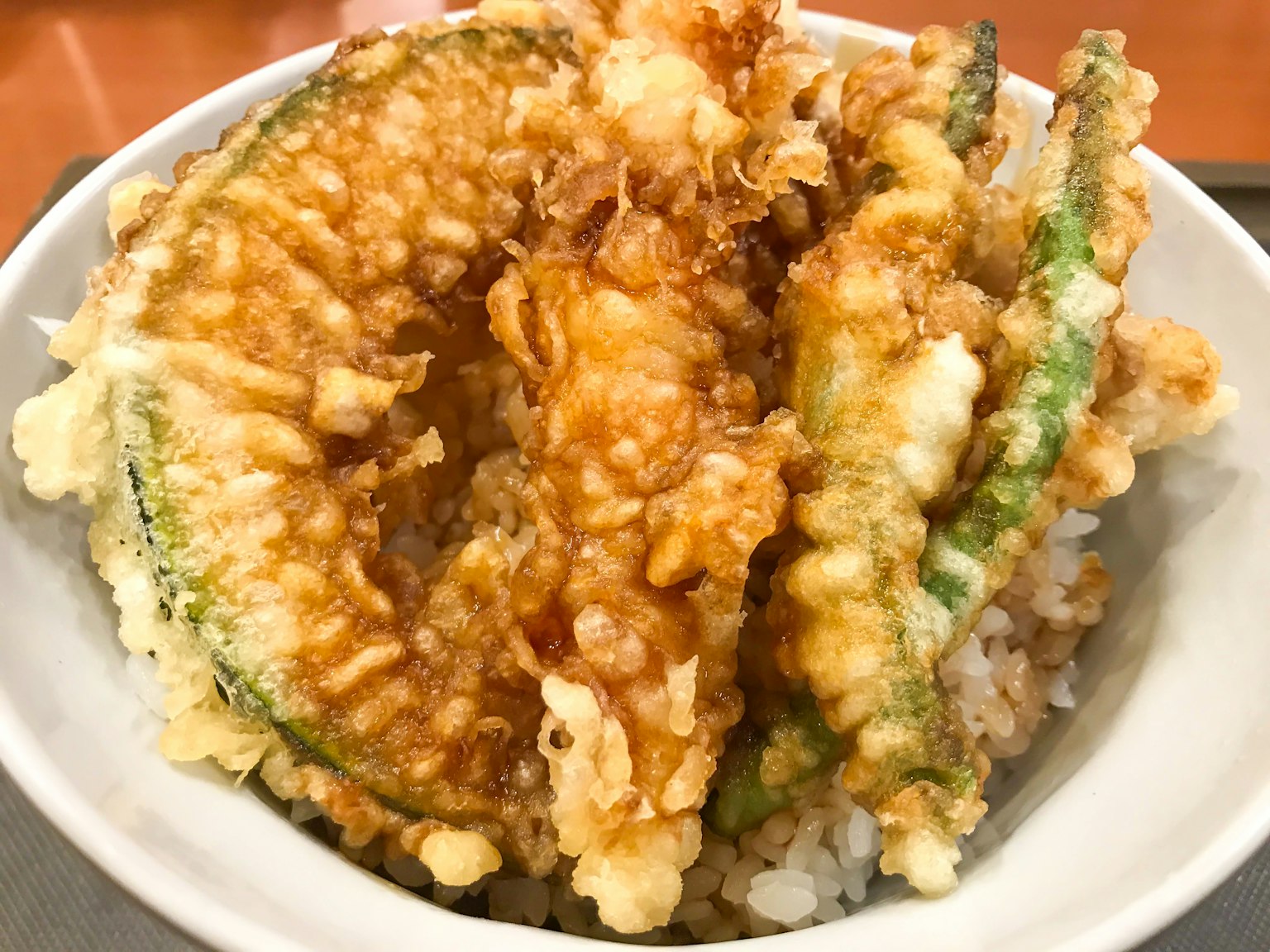 Bol de riz garni de légumes tempura croustillants