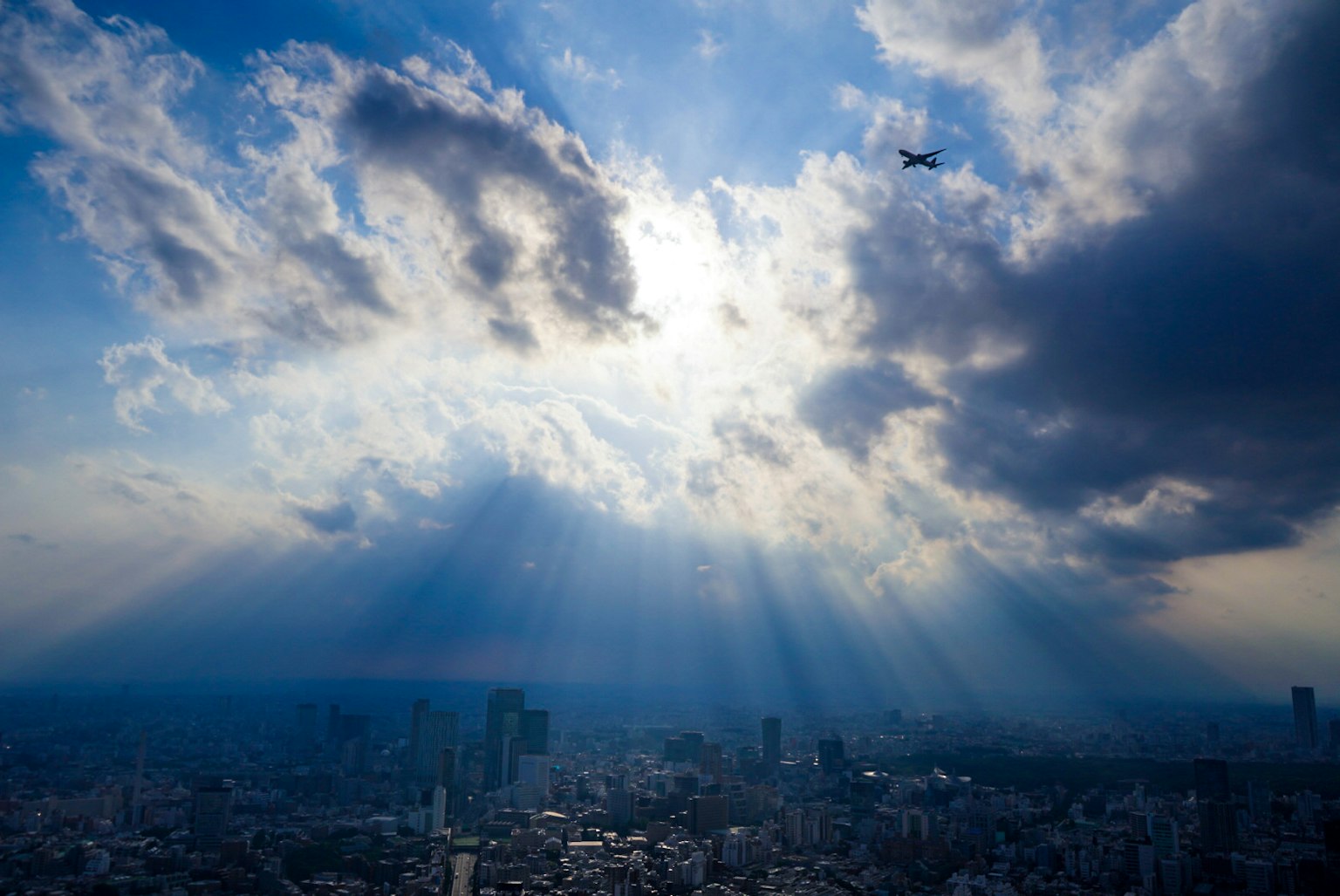 城市上空的天空，陽光和雲彩