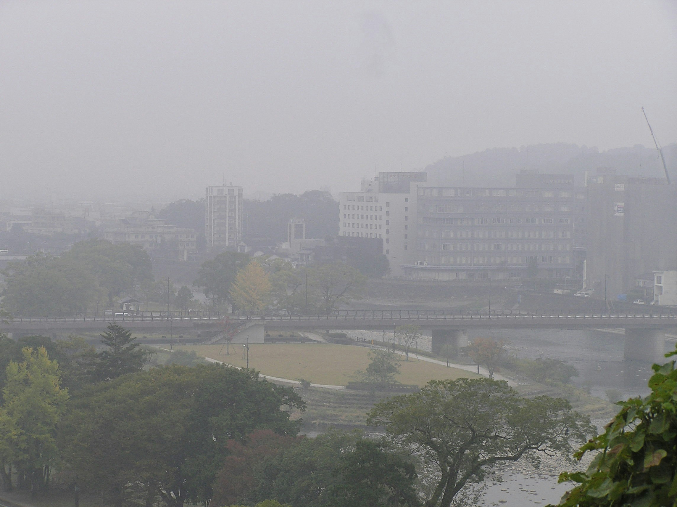 霧のかかった冬の街並みと川沿いの風景