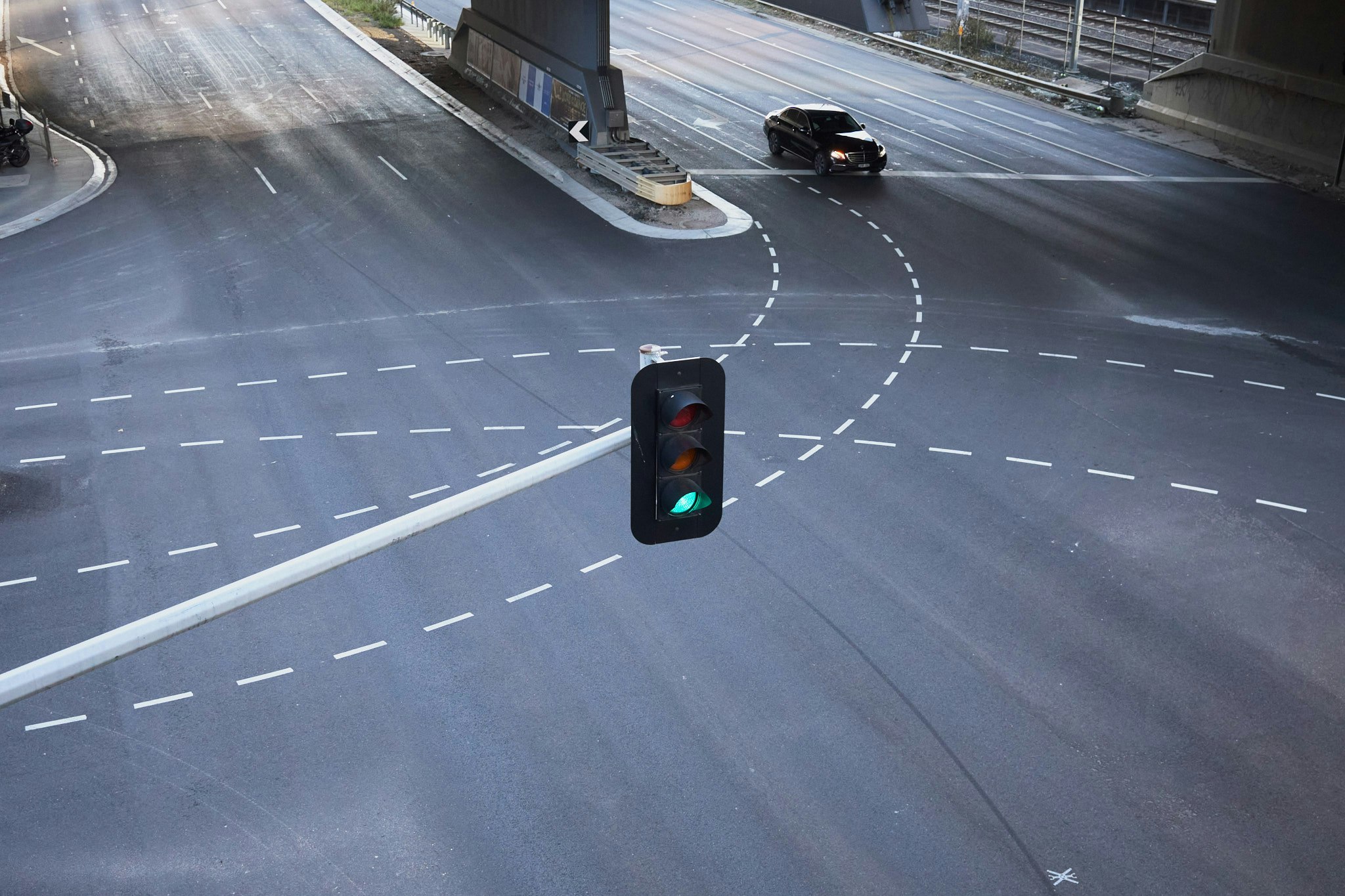 交差点の信号機と車の通行を示す画像