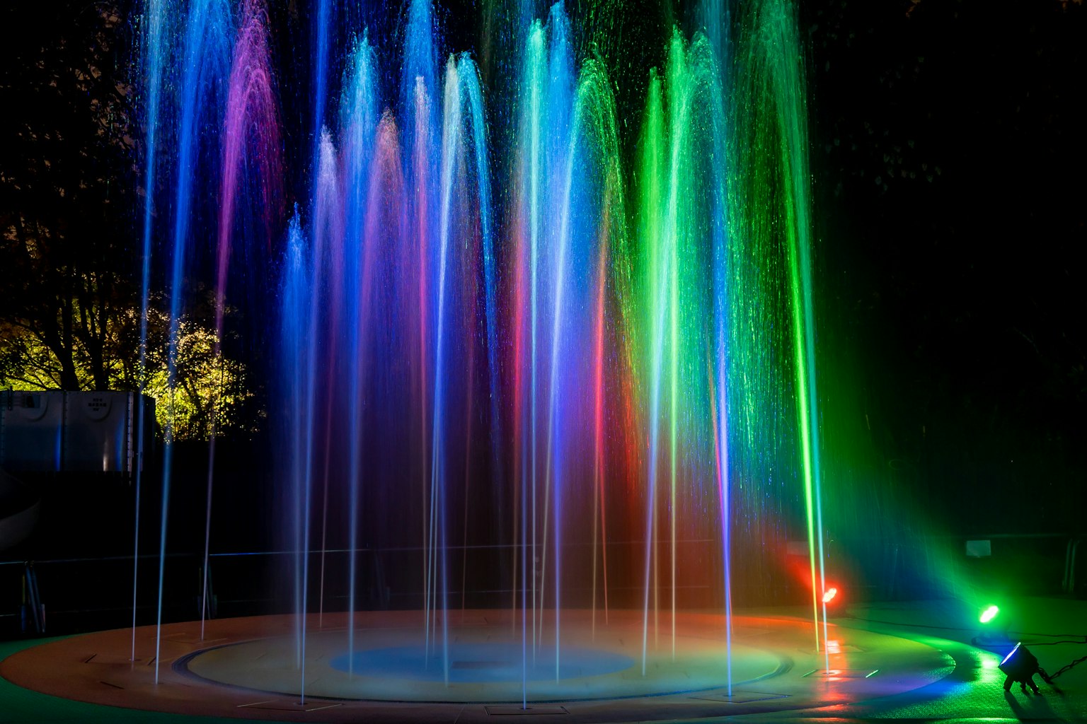 Spettacolo di fontana colorata illuminata di notte