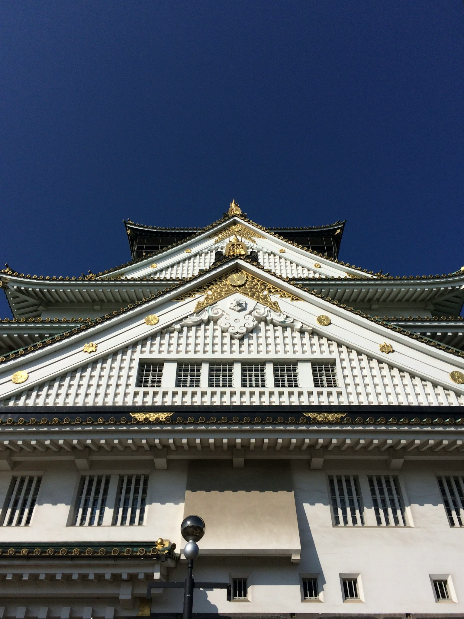 Ảnh của lâu đài Osaka với mái nhà và trang trí đẹp dưới bầu trời xanh