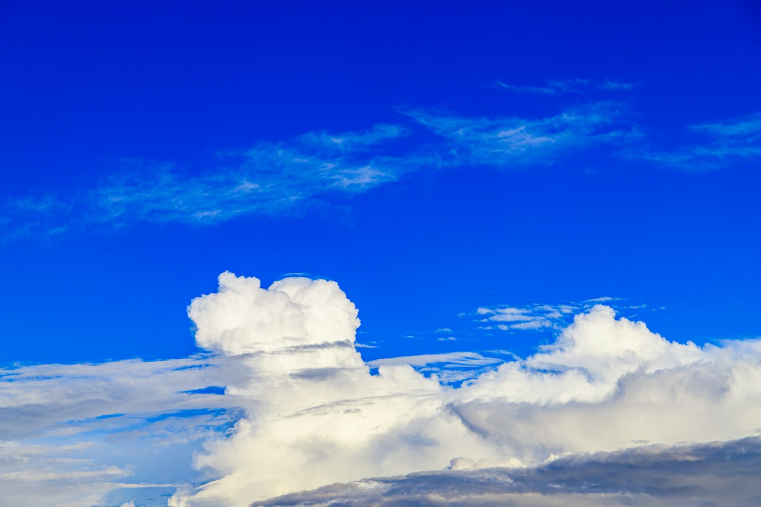 Paisaje de nubes blancas flotando en un cielo azul