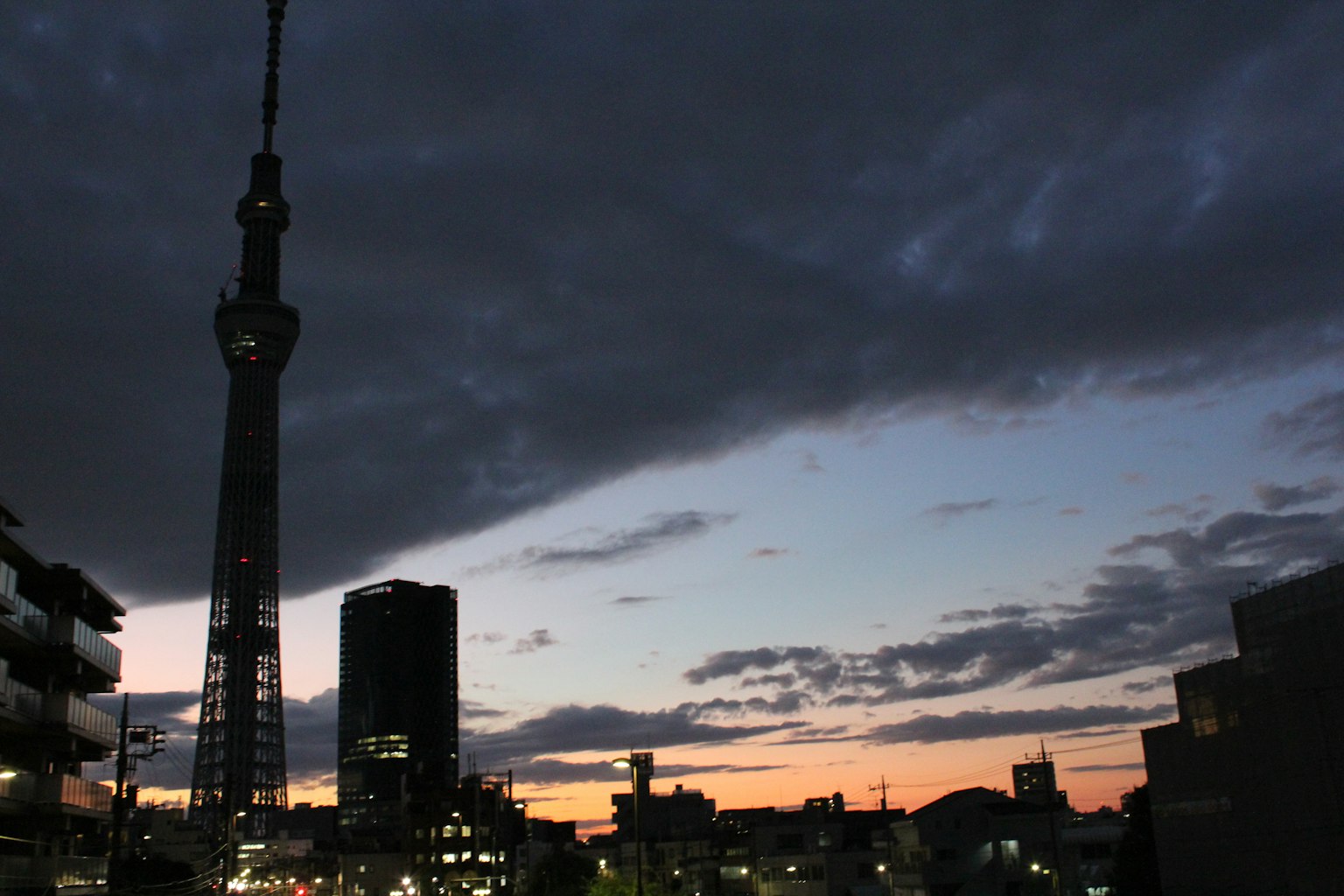 Tokyo Skytree con vista del cielo al atardecer