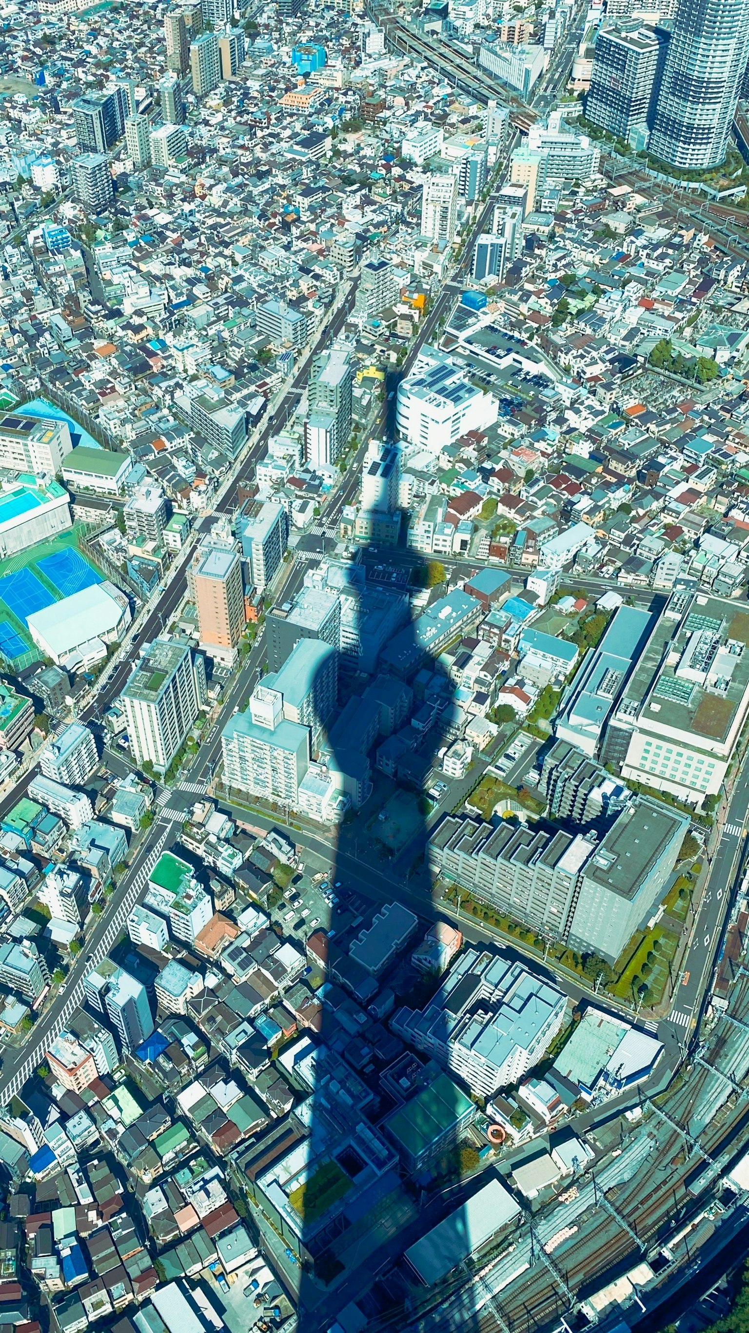 Luftaufnahme des Schattens des Tokyo Skytree auf die Stadt