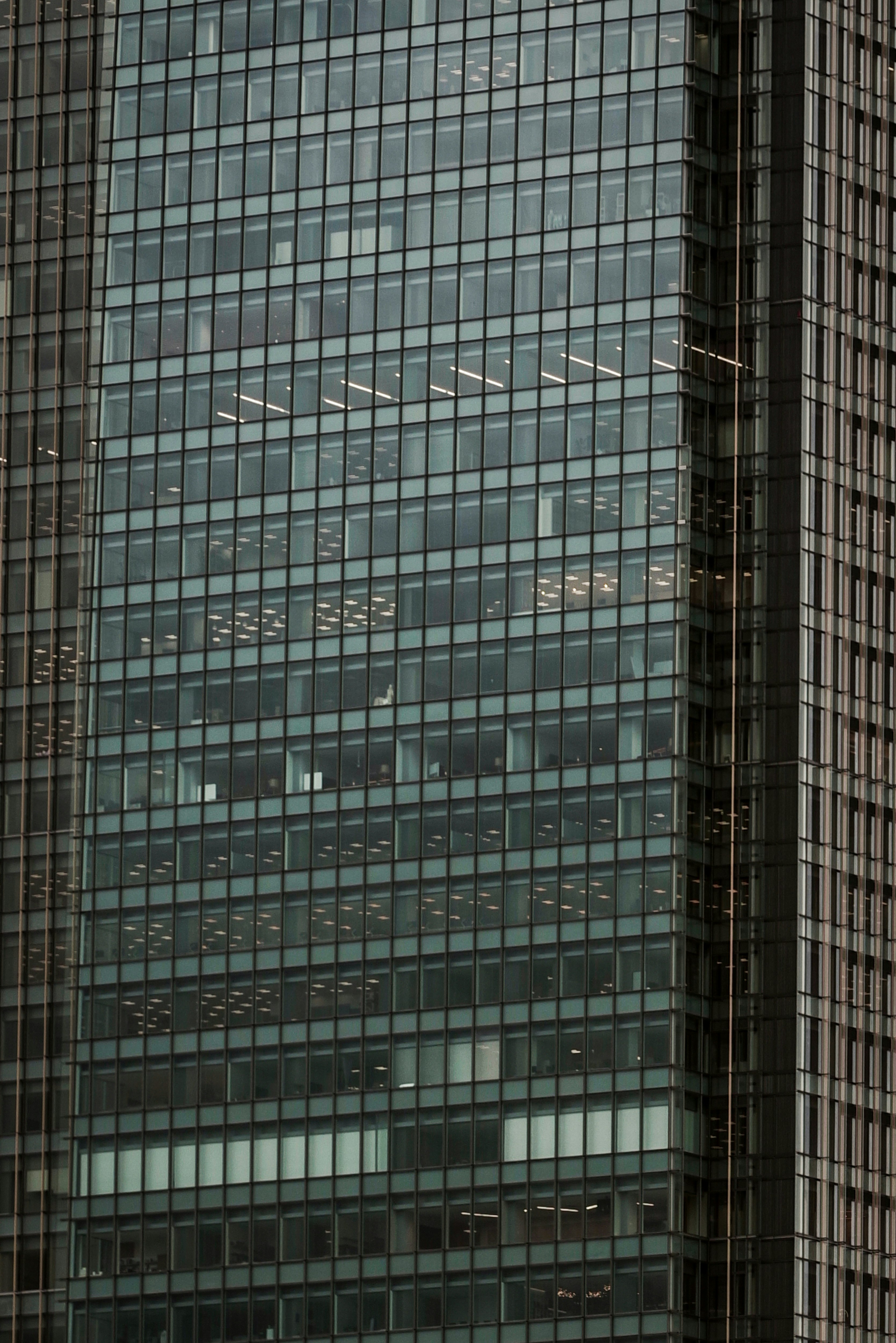 ガラス張りの高層ビルの外観