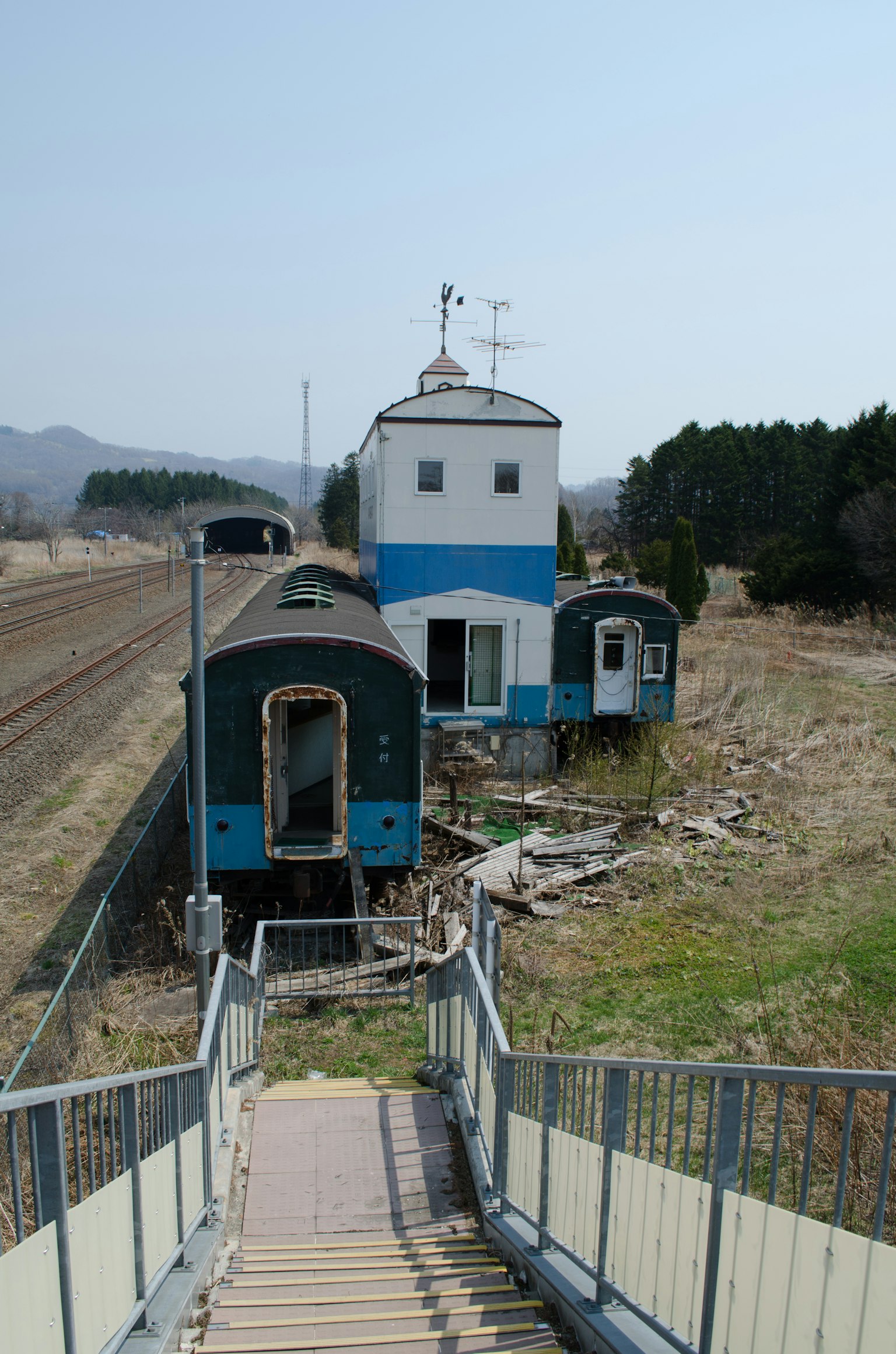 藍色建築和舊火車的風景