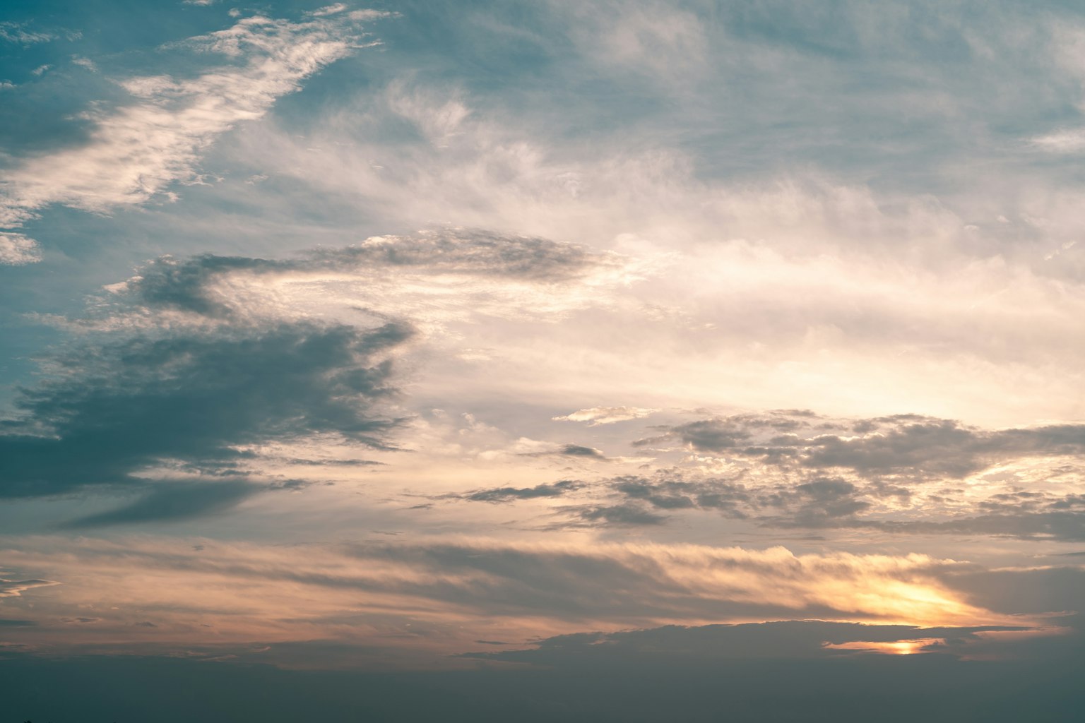Scène de coucher de soleil avec un ciel en dégradé de bleu et d'orange