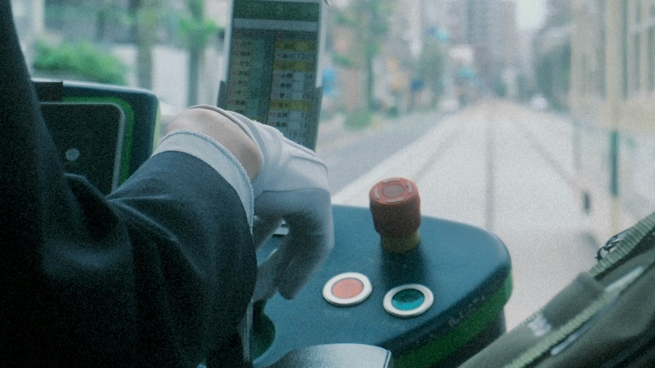 行驶在城市街道上的小型自动驾驶风格车辆内景