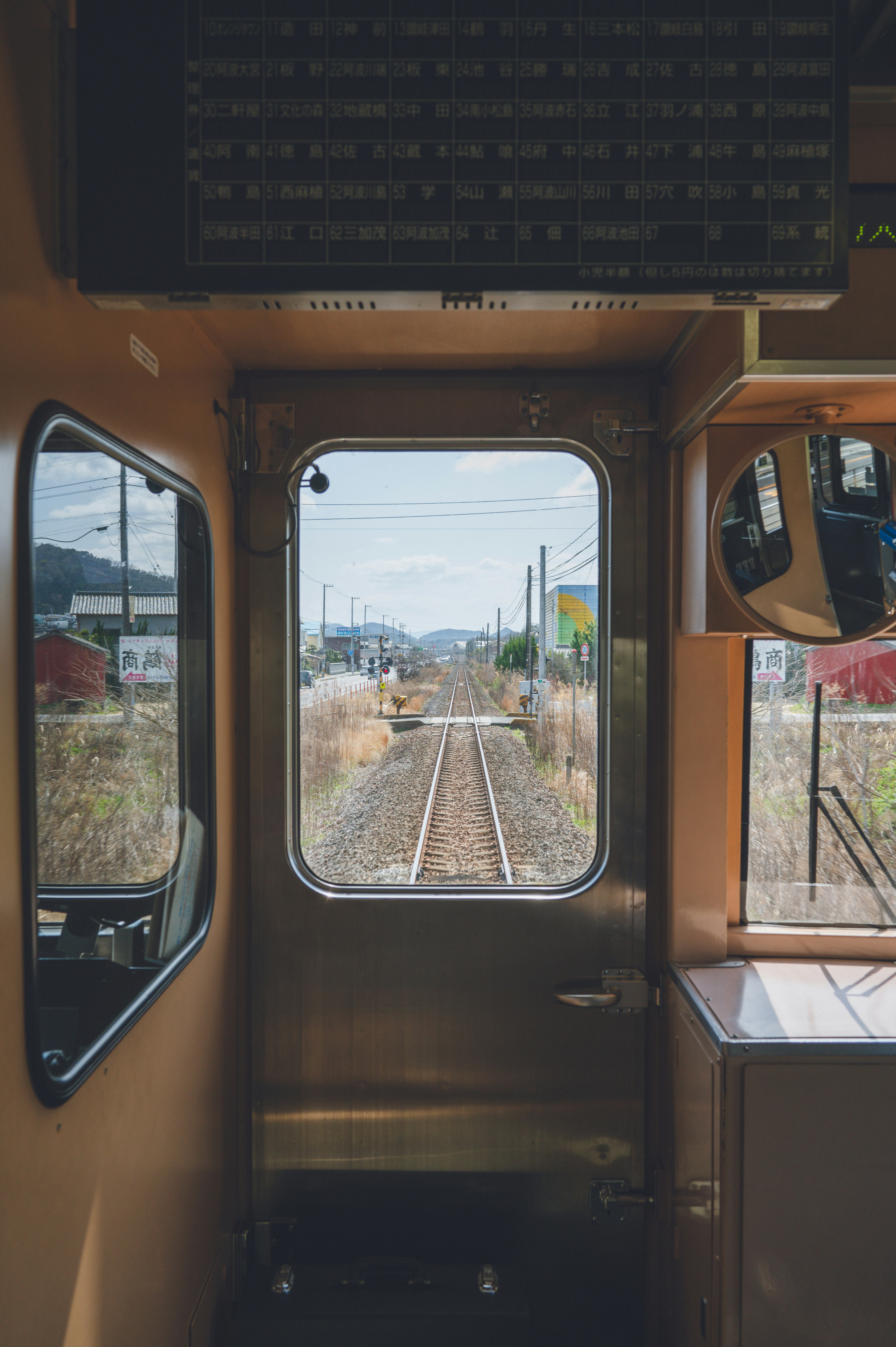 車窓から見える線路と山並みの風景