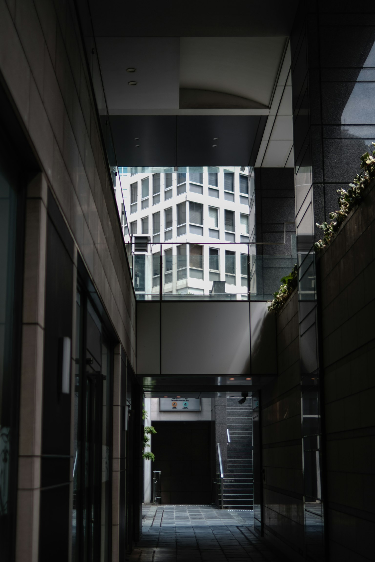 Vista del riflesso di un edificio moderno da un vicolo con scale