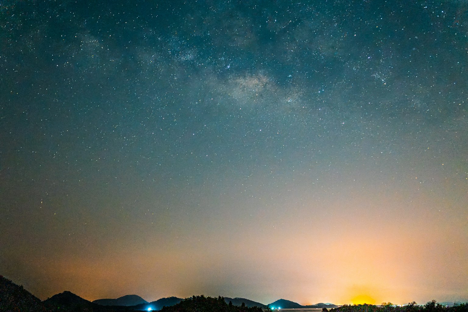 별이 빛나는 하늘과 실루엣으로 보이는 산들이 있는 야경