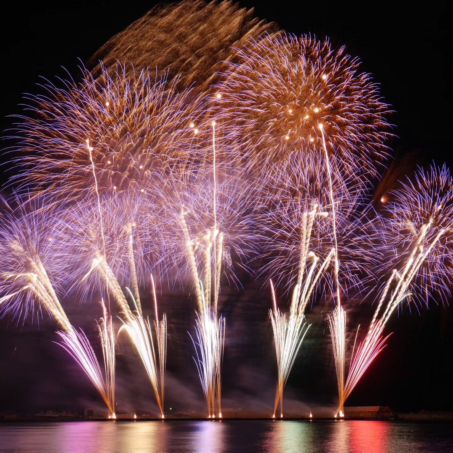 fuochi d’artificio colorati che esplodono nel cielo notturno