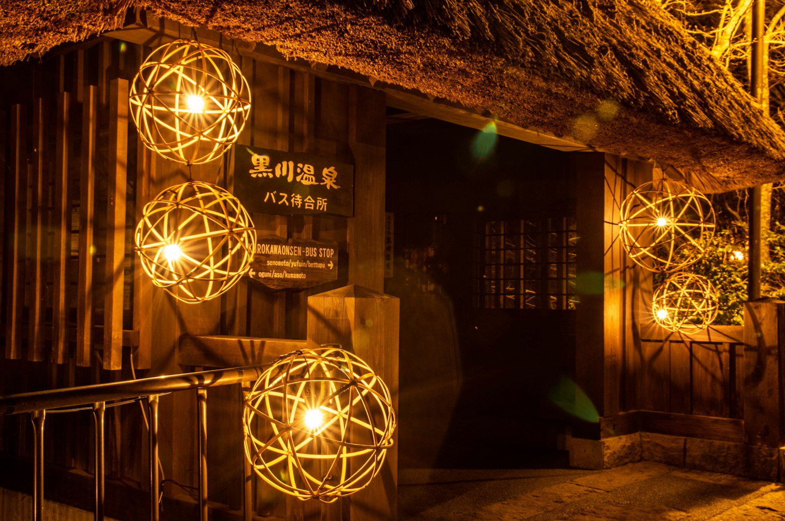 Edificio in legno illuminato da luci calde con lampade decorative