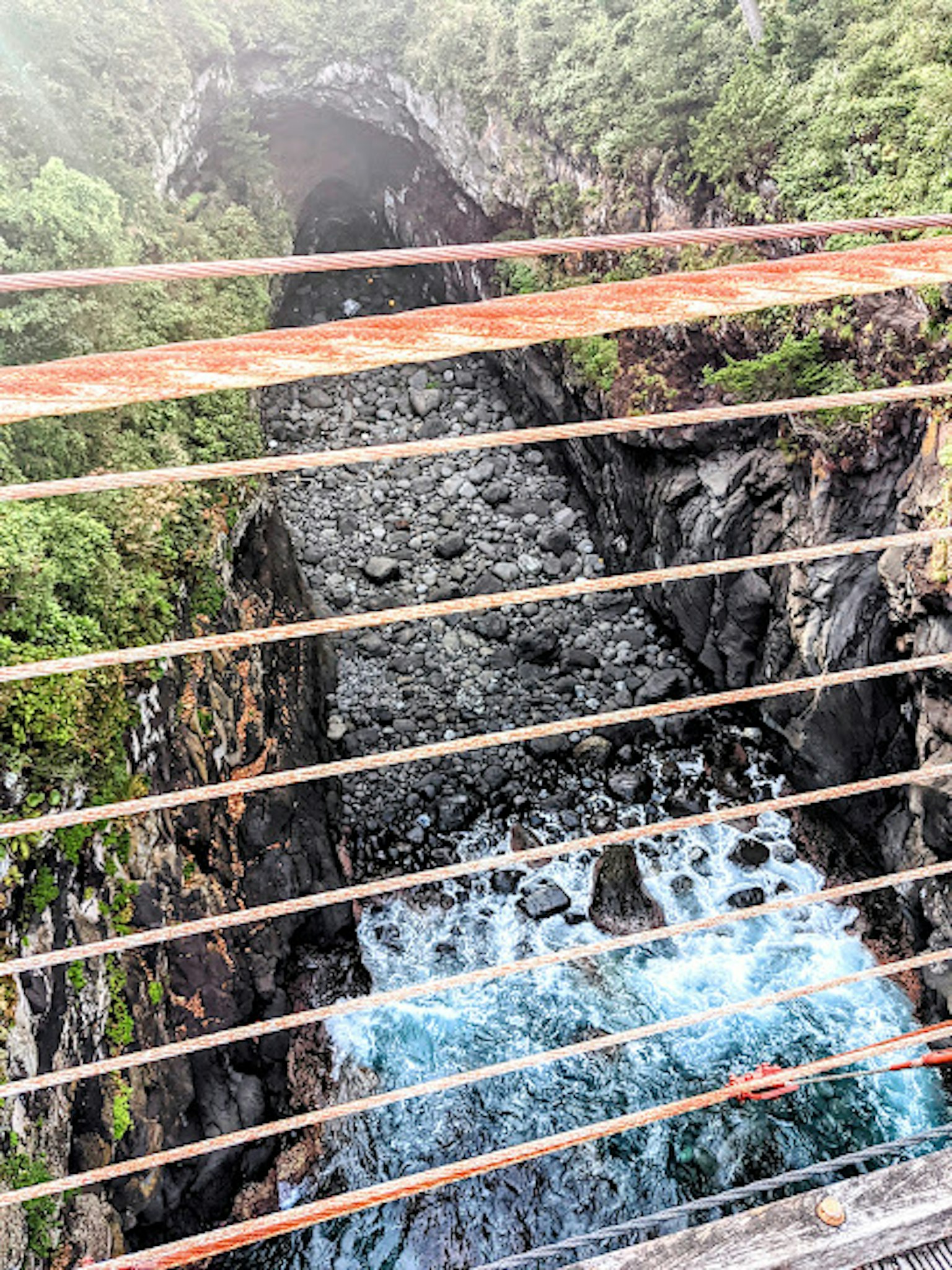 Vue d'une rivière et d'un gouffre rocheux depuis un pont