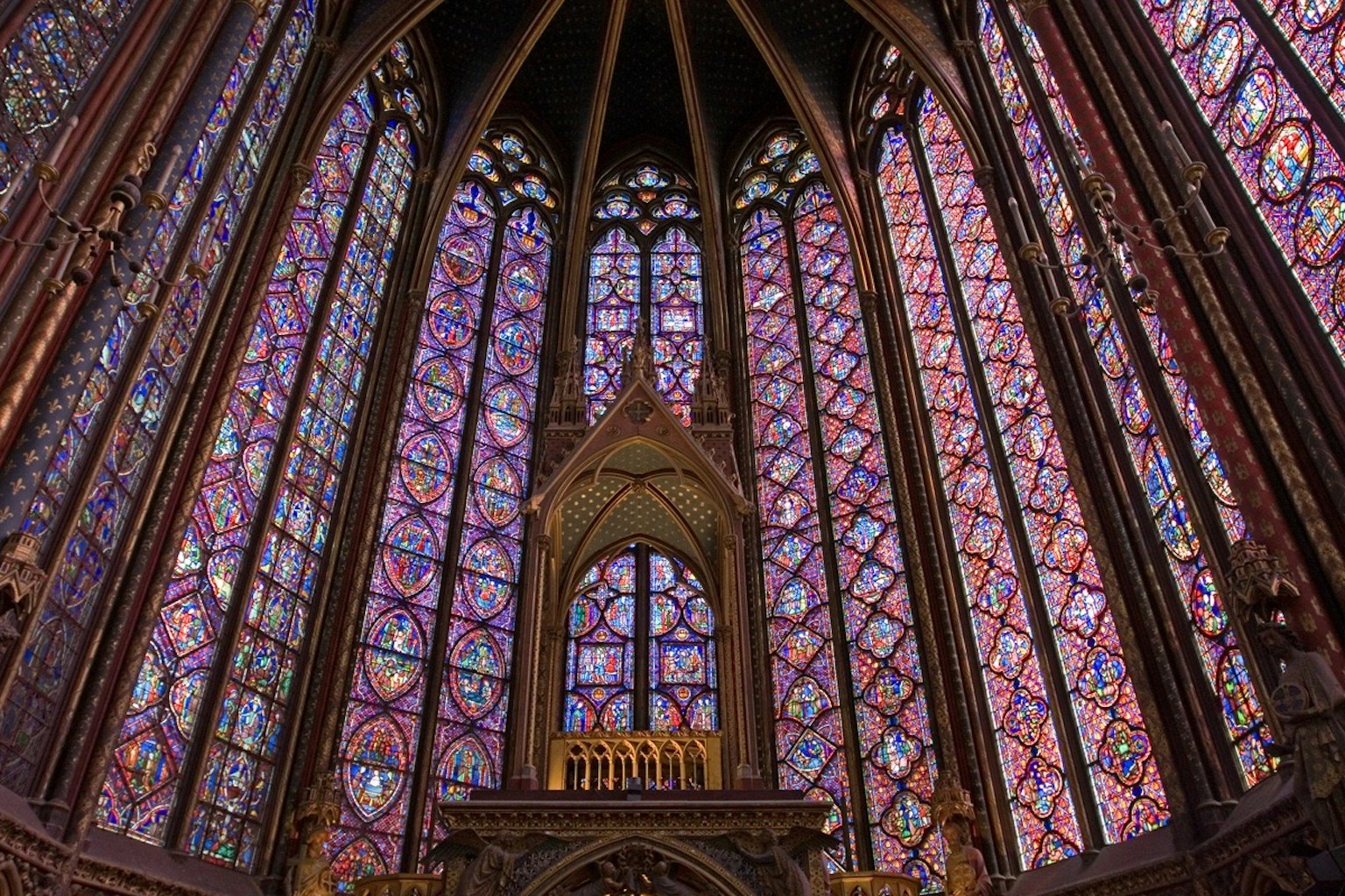 Vista interior de una iglesia con hermosos vitrales