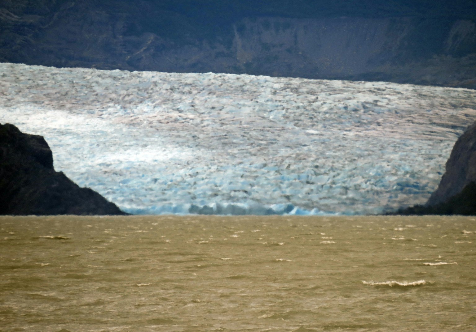 Paysage impressionnant mettant en valeur le contraste entre un glacier et la surface de l'eau