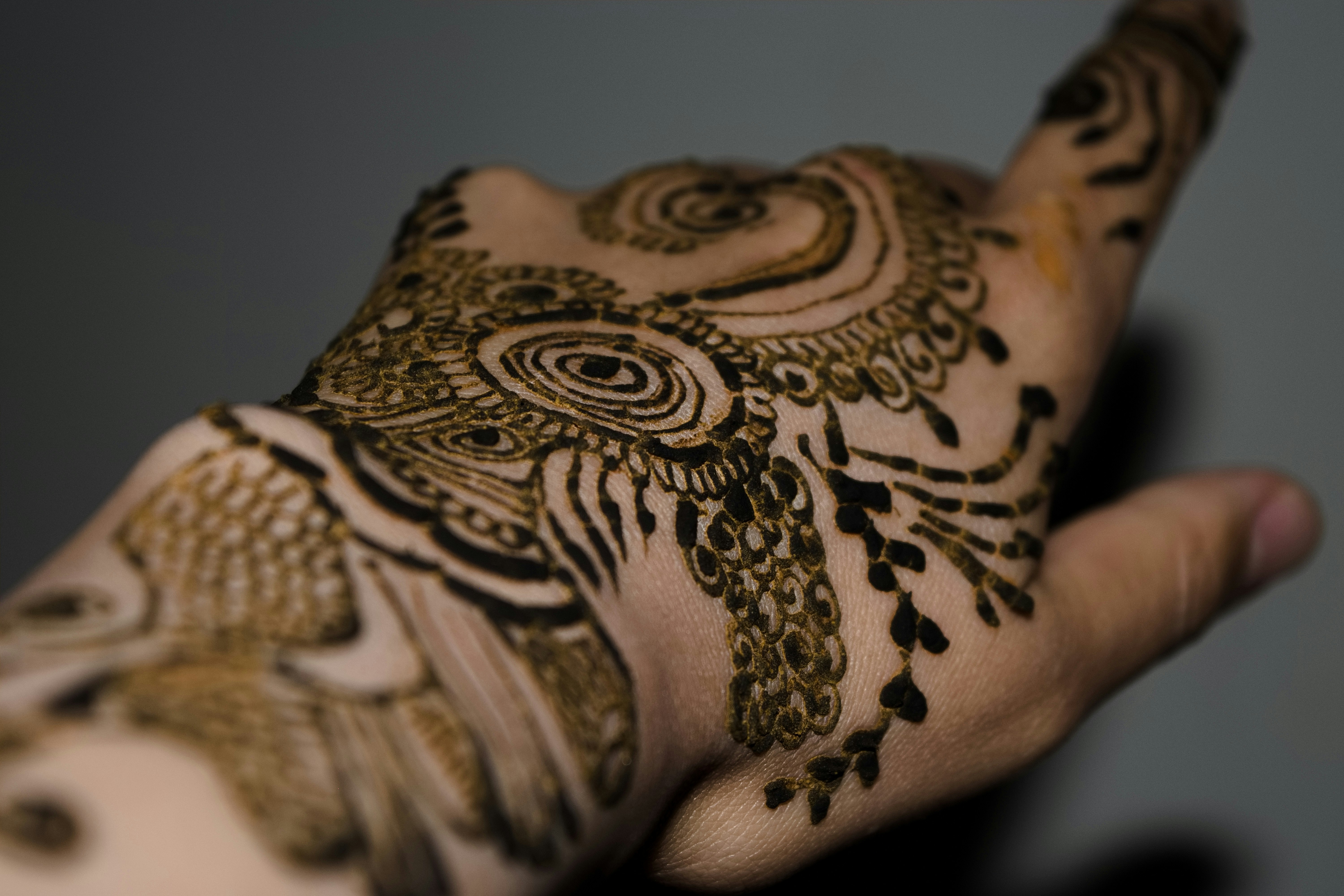 Primer plano de una mano con diseños tipo tatuaje