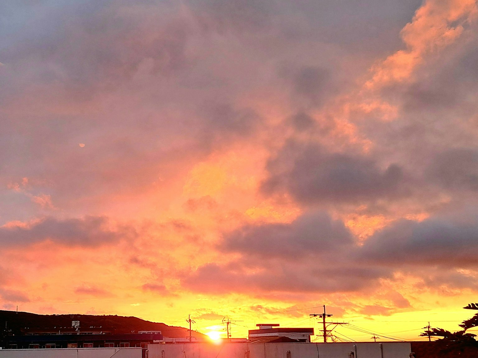 美麗的夕陽天空，橙色和粉色的雲彩