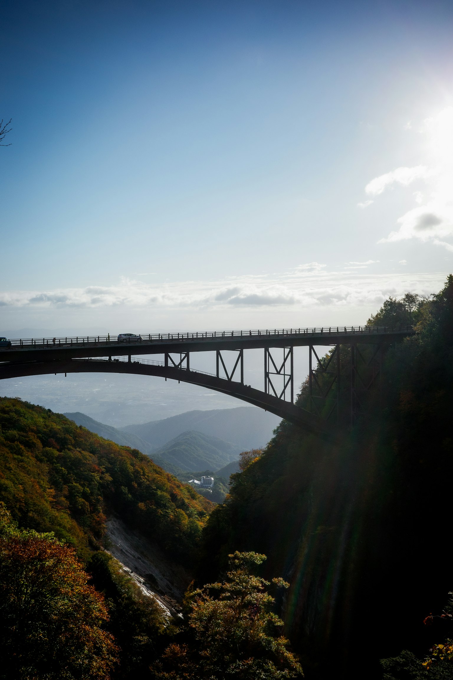 Eine beeindruckende Aussicht auf eine große Brücke, umgeben von schönen Bergen