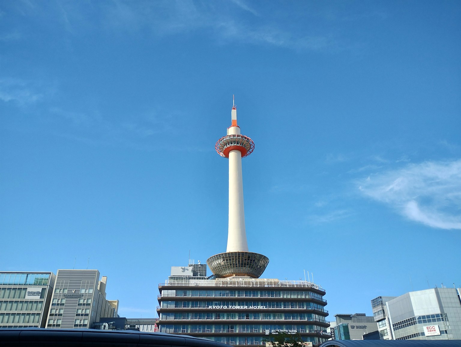 Menara Kyoto di bawah langit biru yang cerah