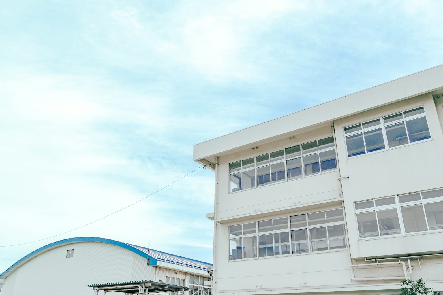 白色建筑在蓝天和云朵下