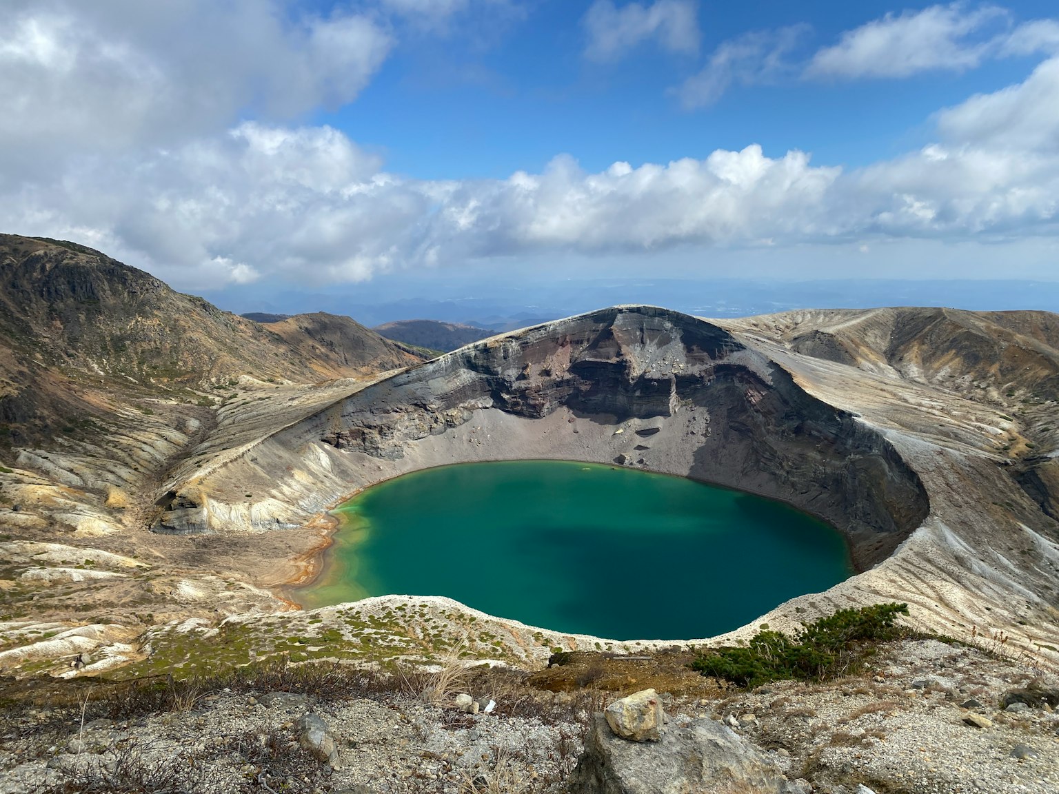Kawah vulkanik dengan danau turquoise