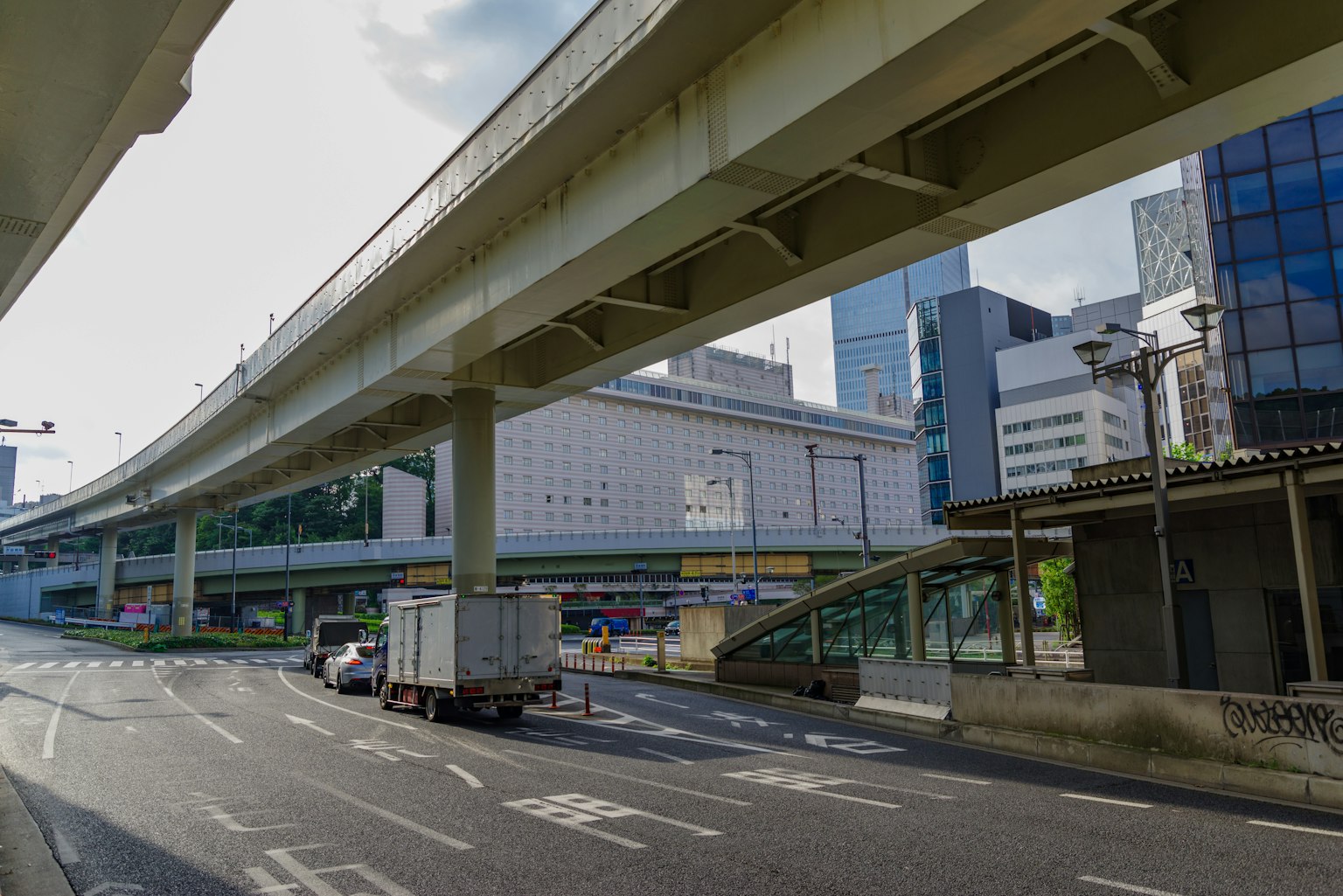 Paesaggio urbano con un'autostrada sopraelevata e edifici moderni