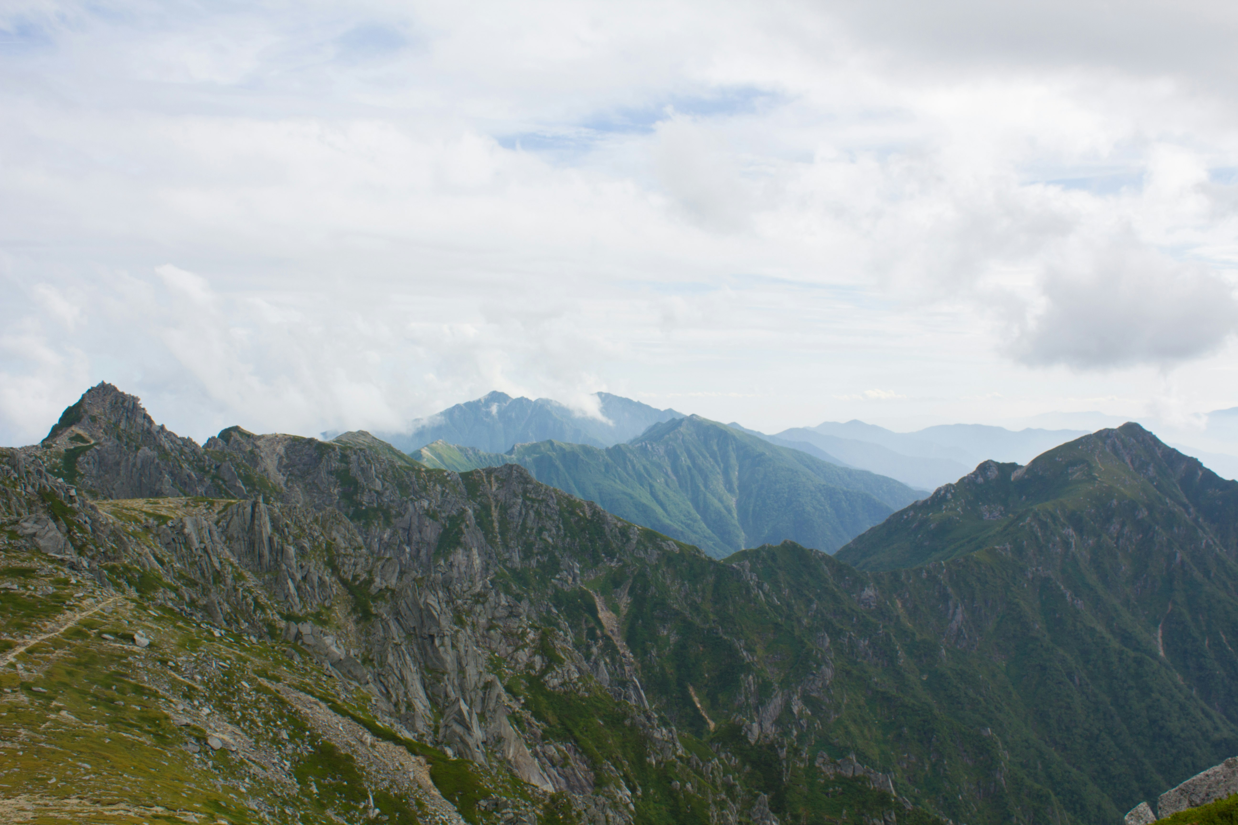 稜線と山並みが広がる山岳風景