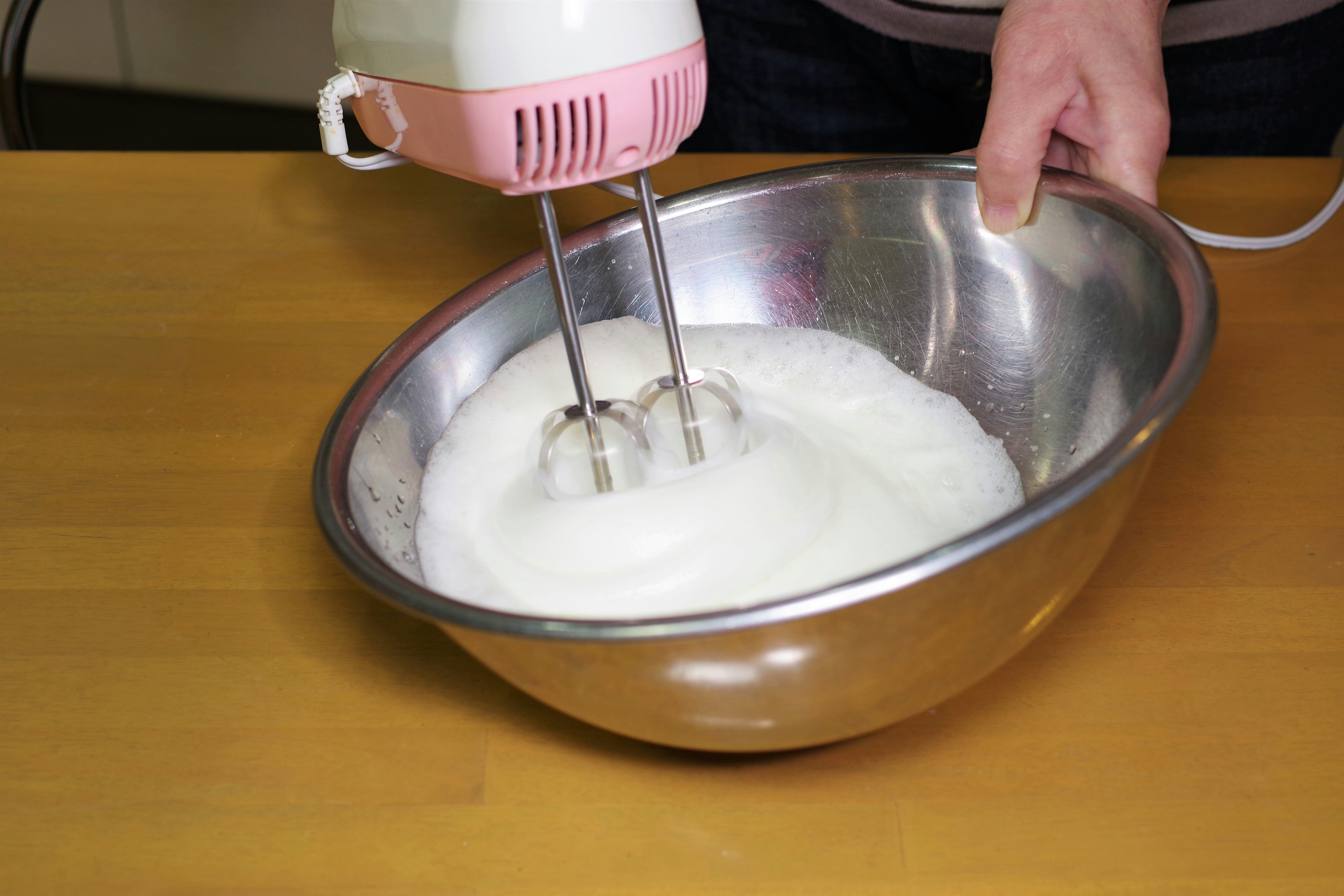 aktivitas dapur dengan hand mixer di dalam mangkuk adonan