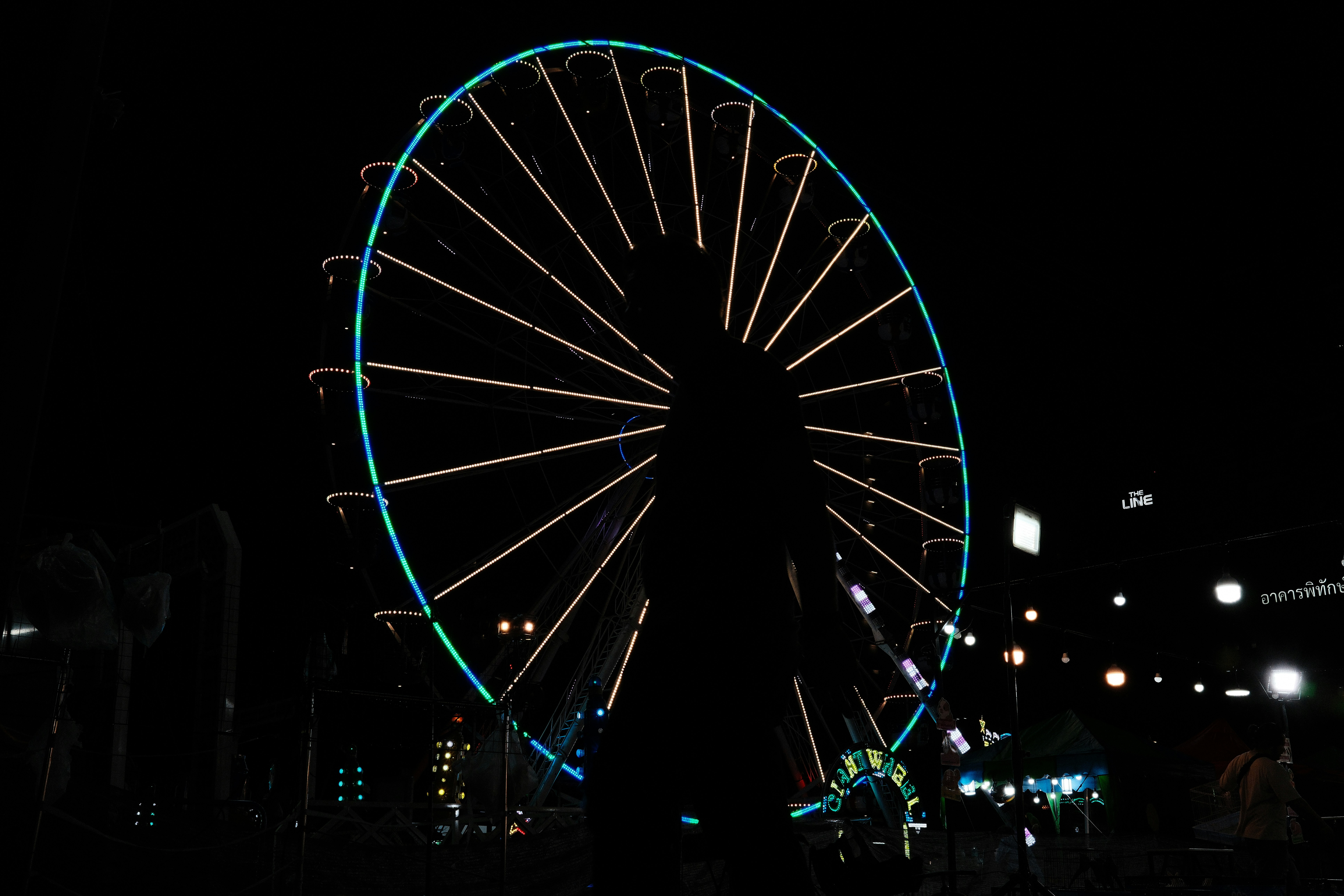 バンコクの観覧車が夜空に浮かぶシアム・カーニバルの遊園地風景