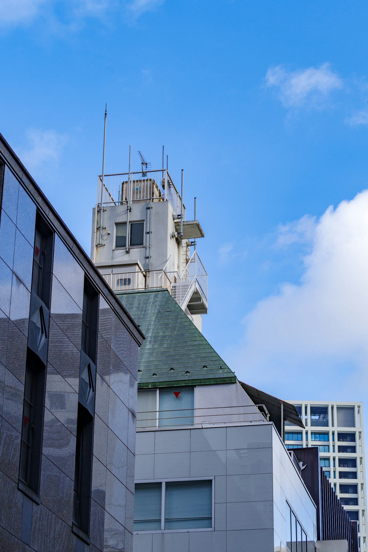 Tetto unico e antenne di un edificio sotto un cielo blu