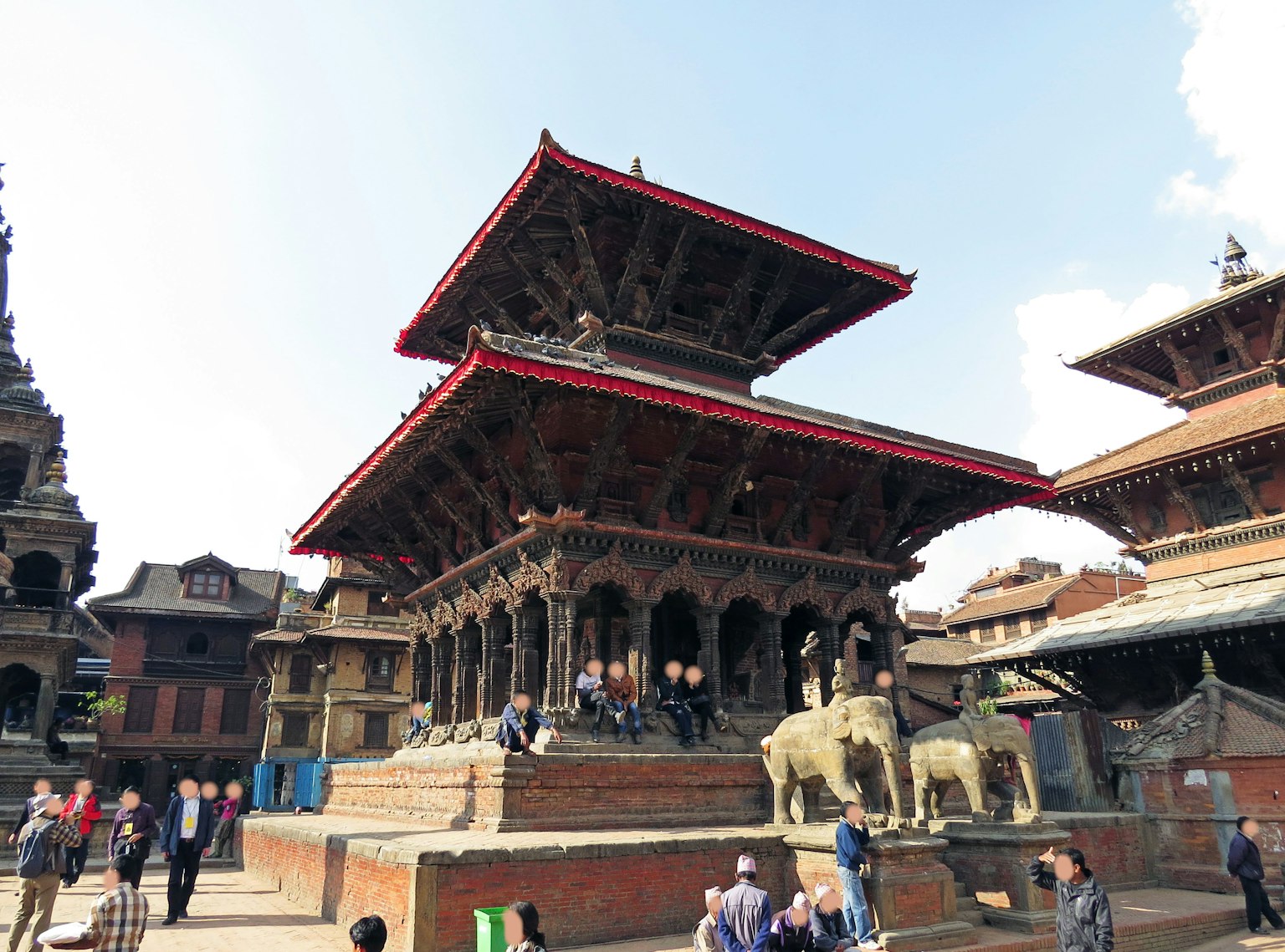 Schöner Tempel auf dem Durbar-Platz in Kathmandu mit versammelten Menschen