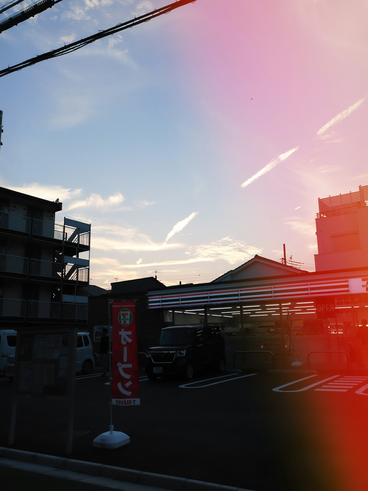 Cảnh quan thành phố với bầu trời hoàng hôn và các tòa nhà