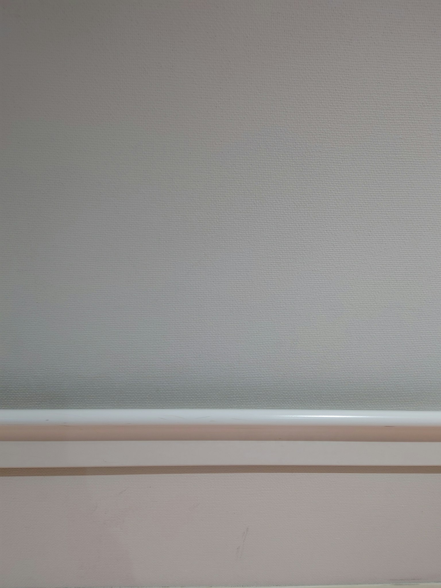 简单房间，浅蓝色墙壁和白色装饰线