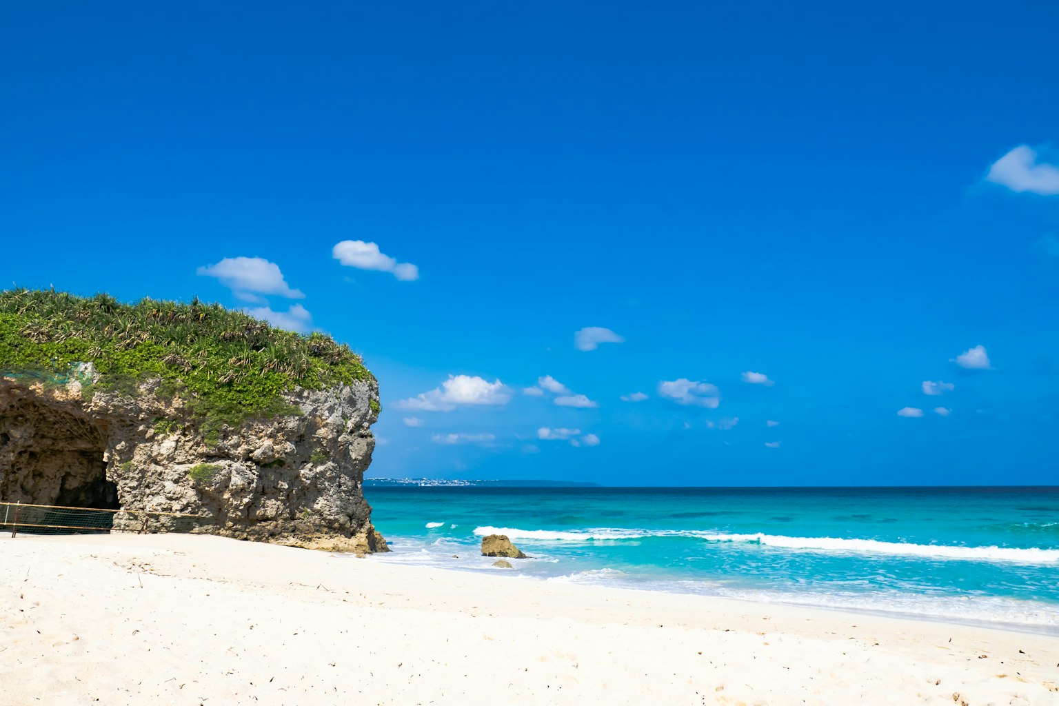 美麗的海灘場景，藍天和白沙