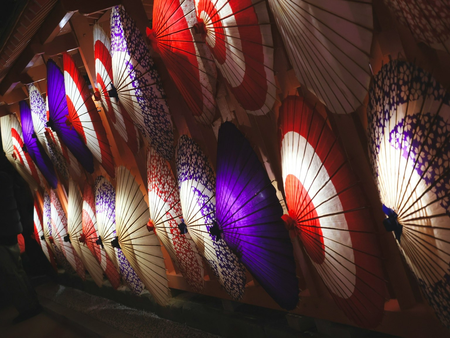 色とりどりの和傘が並ぶ美しい光景