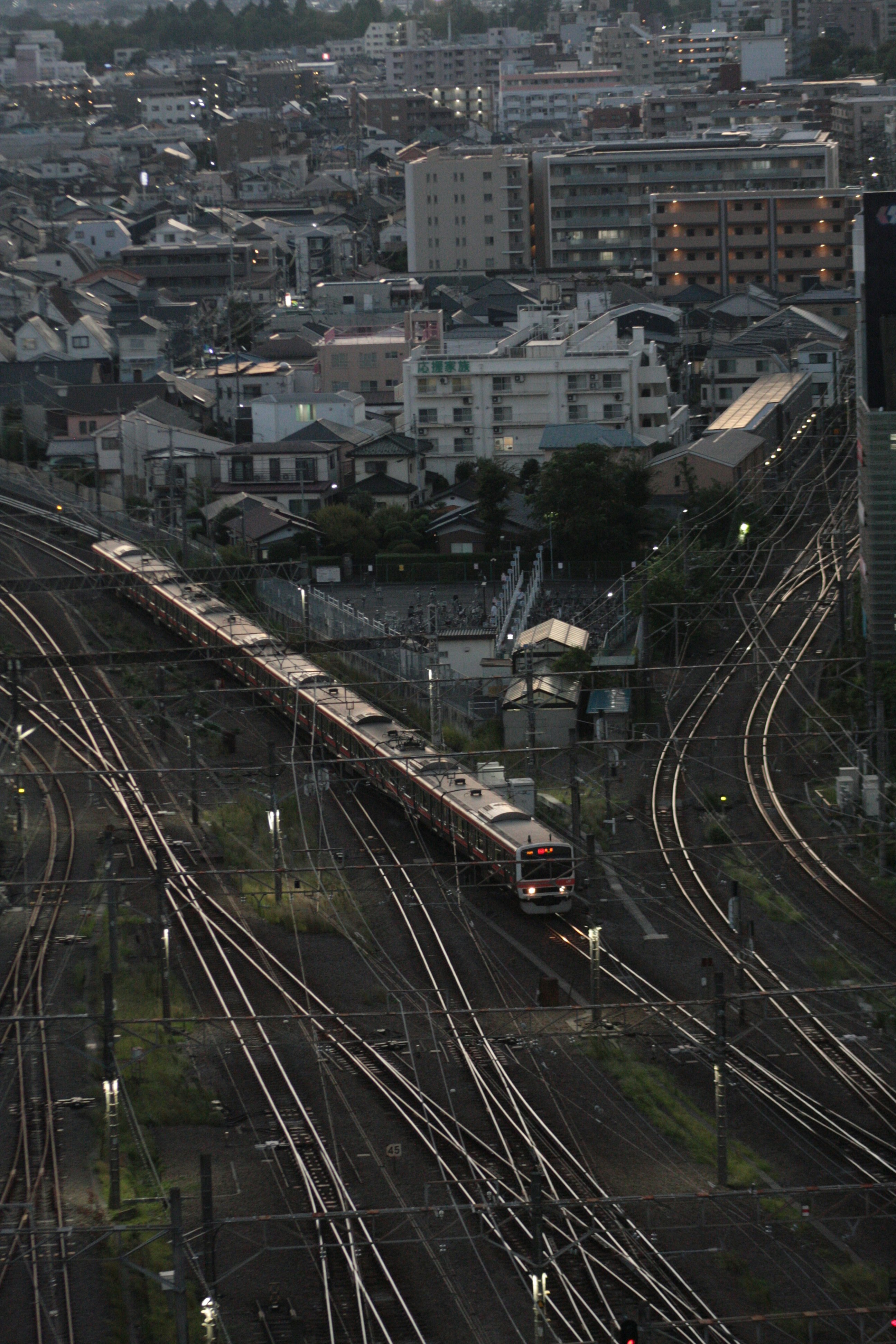 高架線路が走る都市の俯瞰風景
