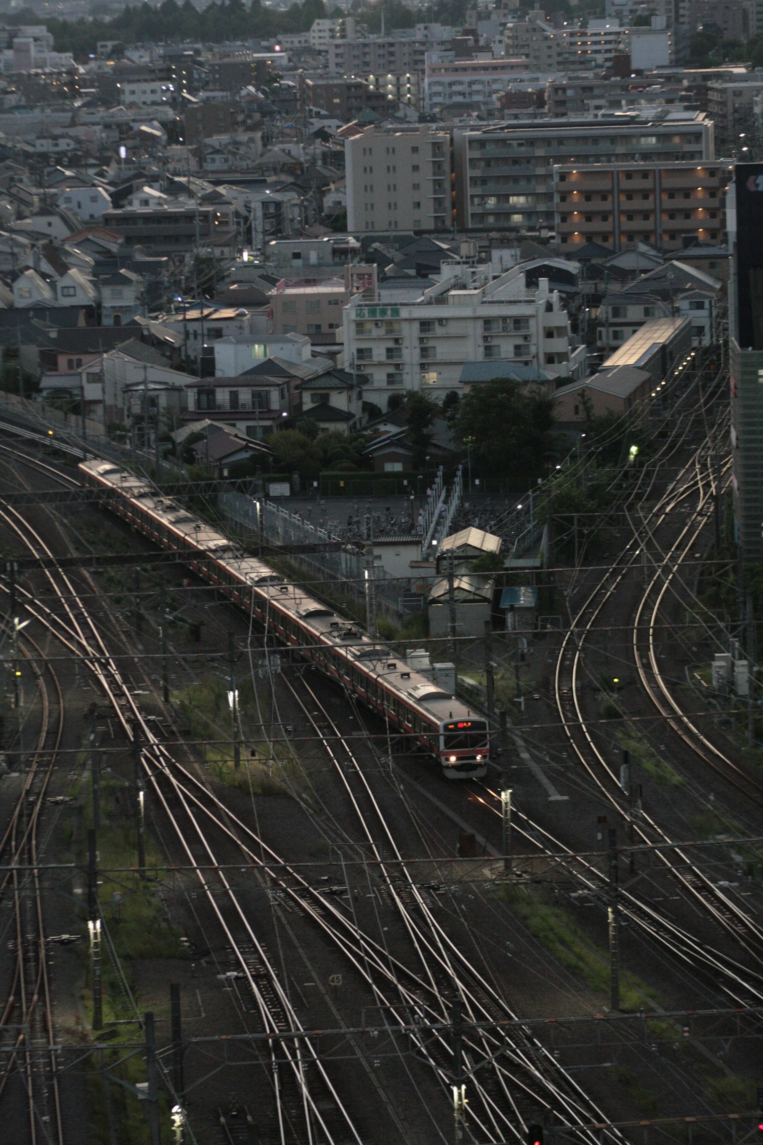 Vista aérea de un ferrocarril urbano con vías complejas