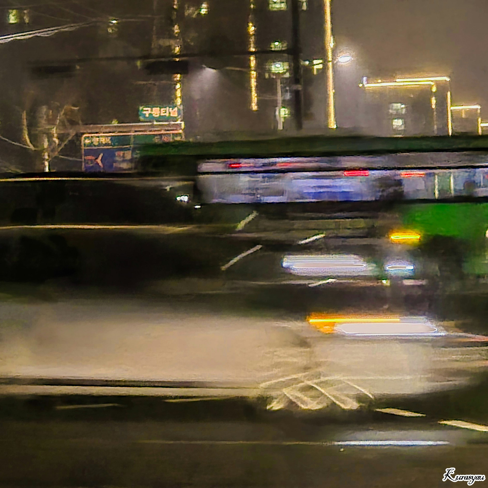夜の高速道路を走る車の光跡