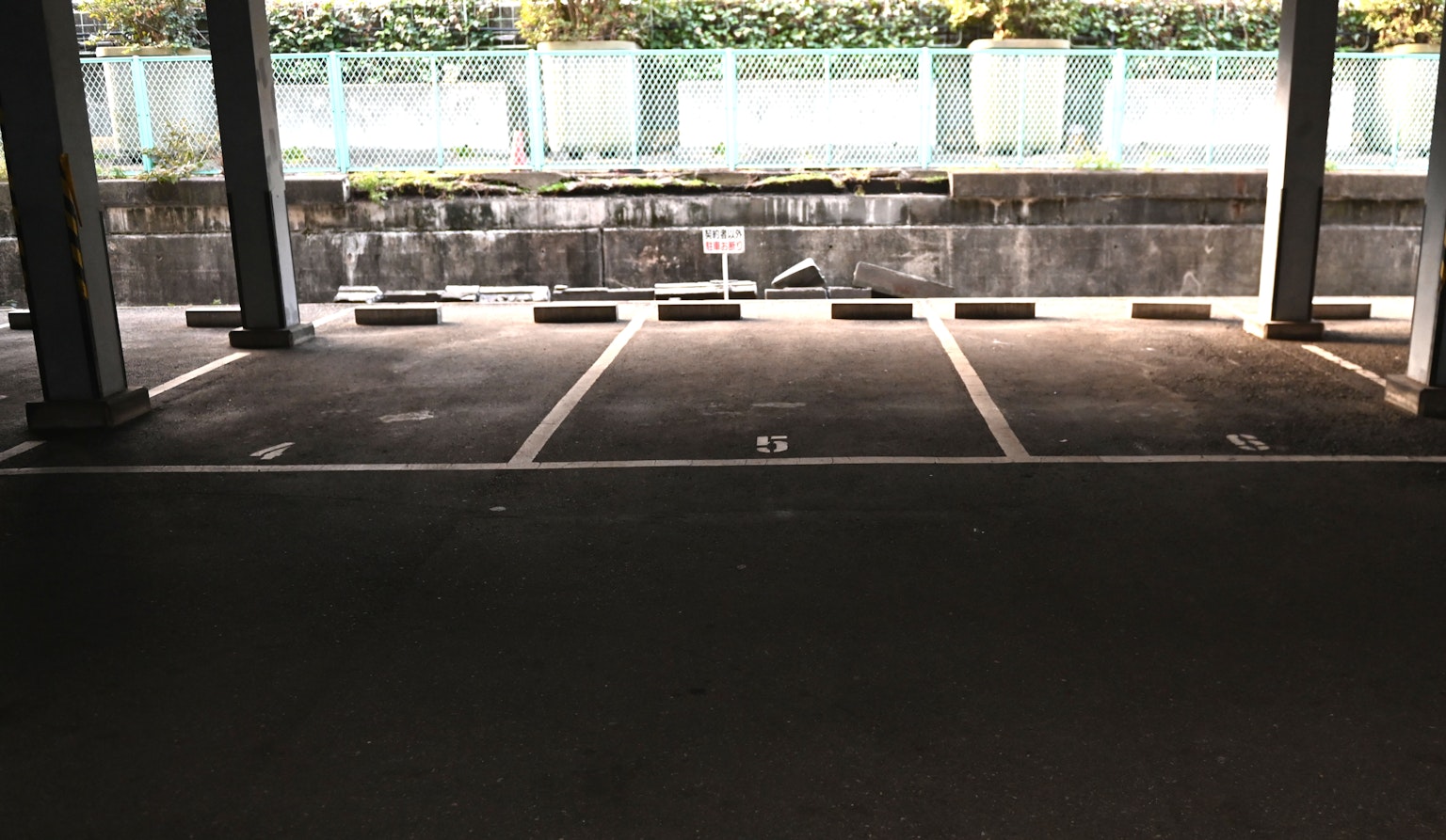 Vista de espacios de estacionamiento vacíos en un estacionamiento interior
